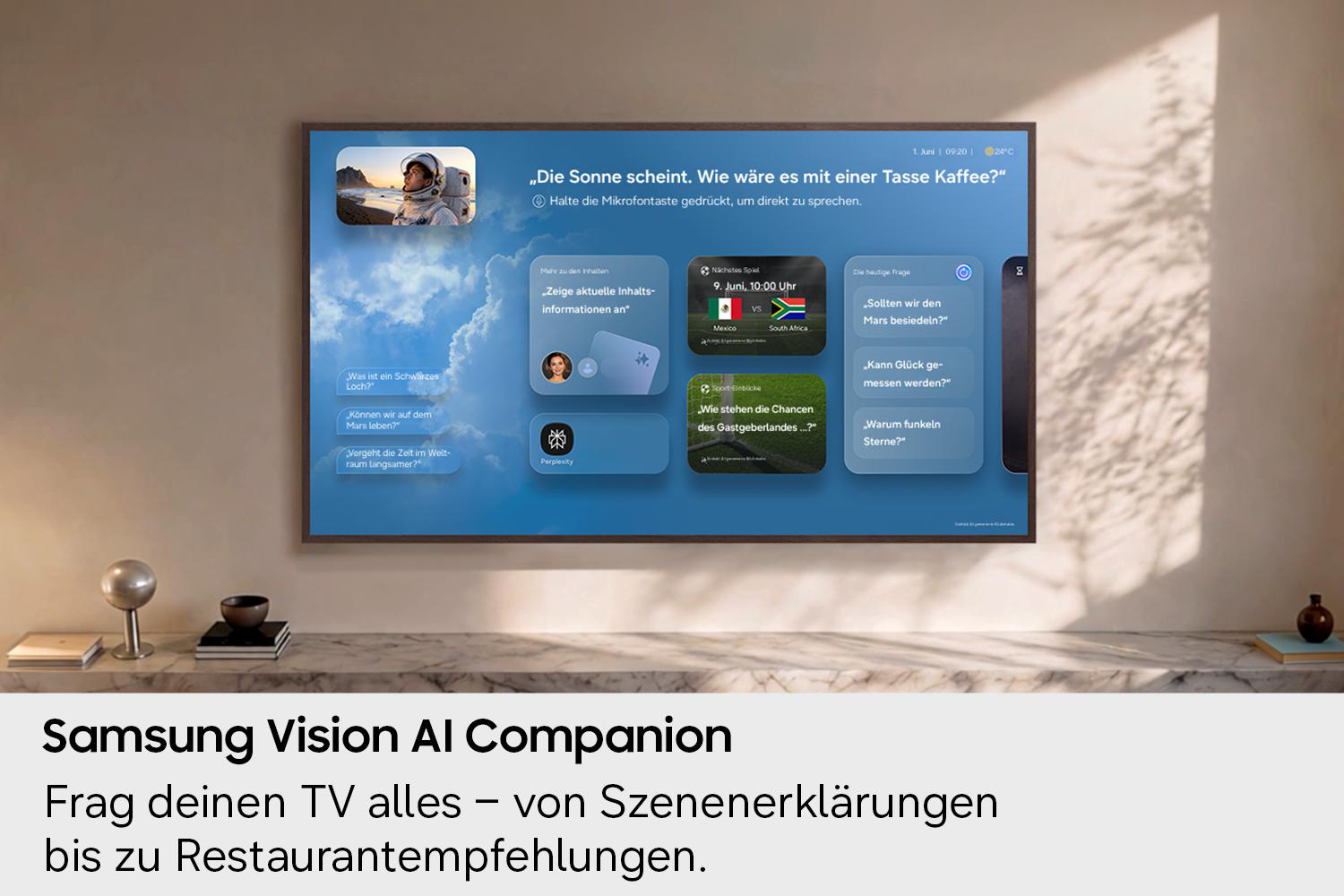 Ein Samsung Fernseher an einer Wand zeigt eine KI-Begleiteroberfläche mit Kacheln und blauem Hintergrund.