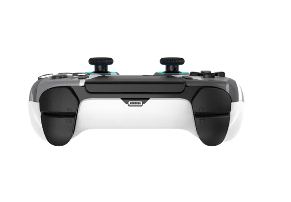Ein weiß-schwarzer Videospiel-Controller von vorne auf schwarzem Hintergrund.