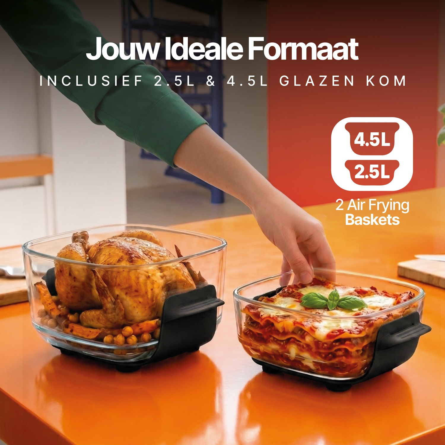 Hand pakt glazen schaal met lasagne, ernaast een grotere schaal met hele kip op een oranje tafel.