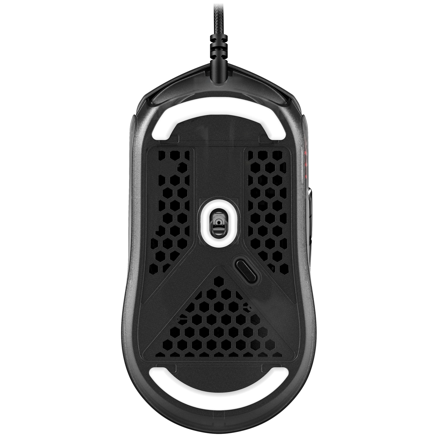 Vue du dessous d'une souris de jeu noire avec motif nid d'abeille, capteur central et bandes LED.