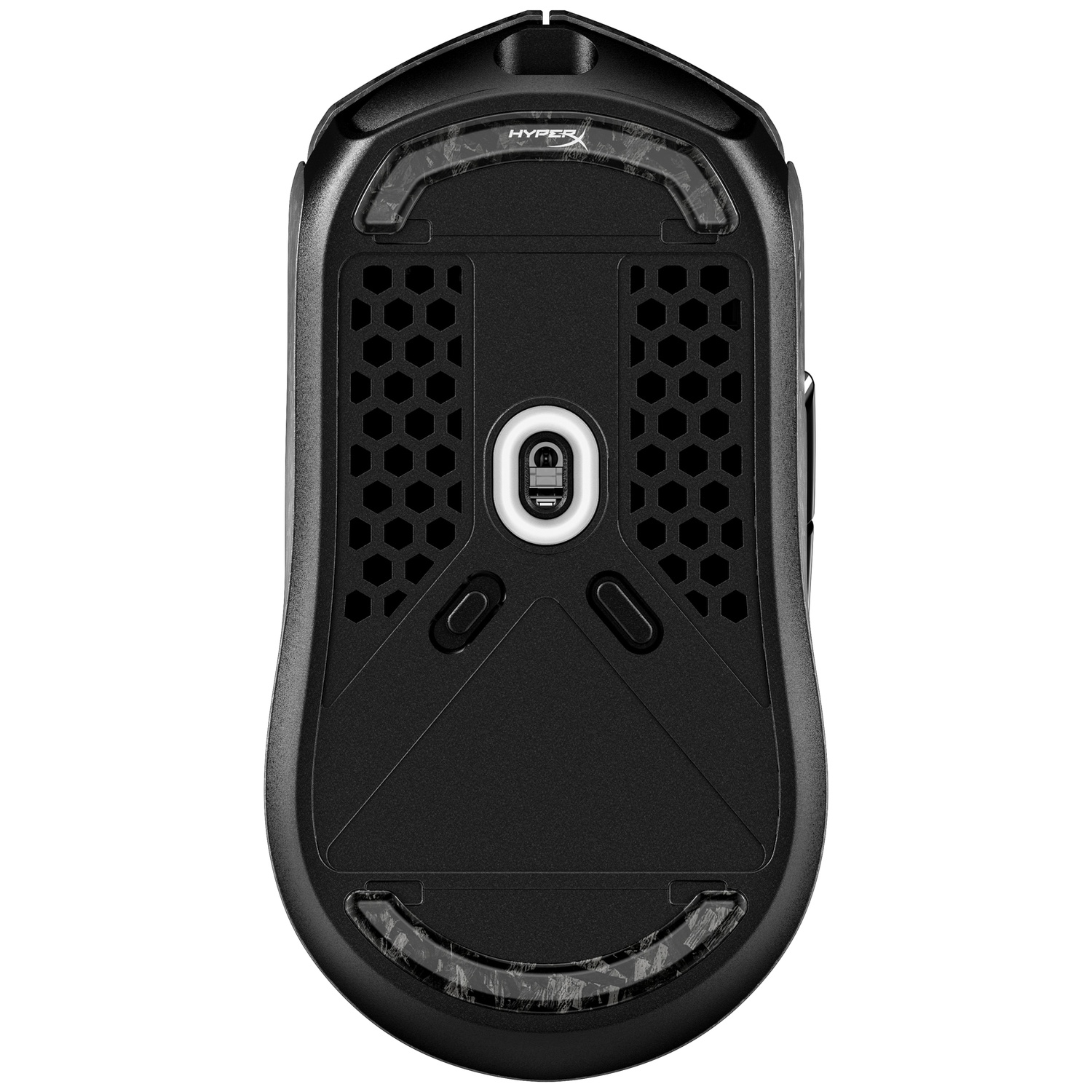 Dessous d'une souris de jeu sans fil noire avec capteur central, patins de glisse et motif en nid d'abeille.