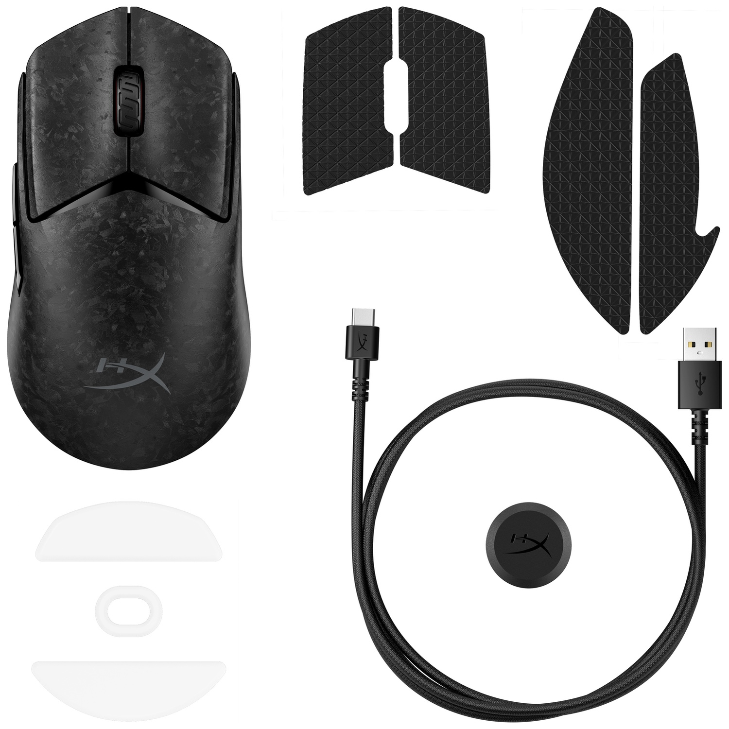 Souris de jeu noire avec accessoires, bandes de prise, câble et patins sur fond blanc.