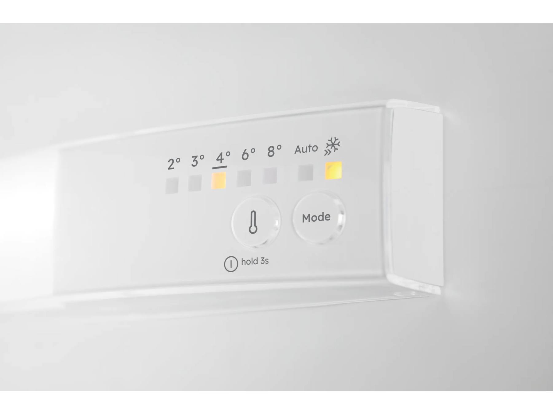 Panel de control blanco de un frigorífico con indicadores de temperatura.
