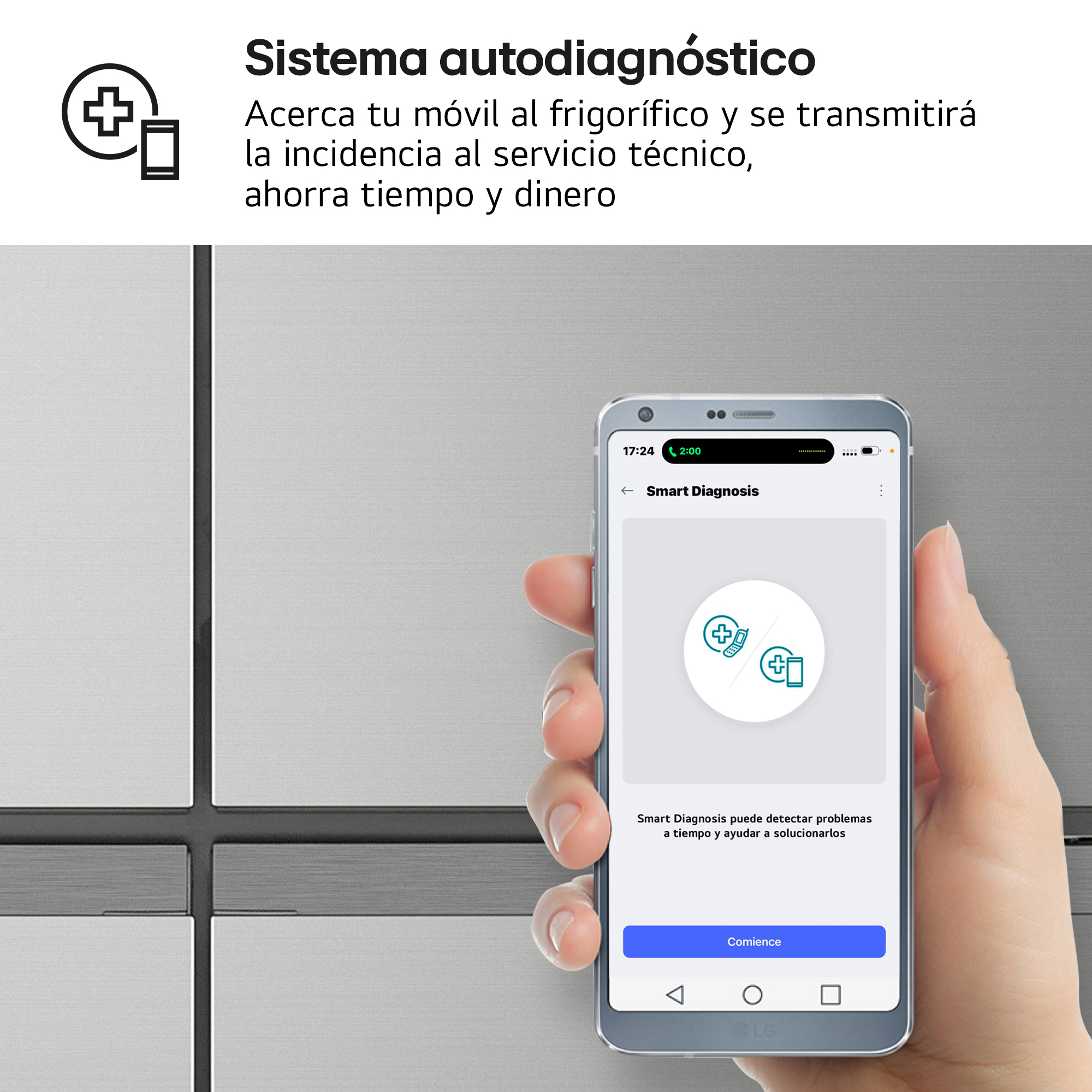 Móvil con app Smart Diagnosis frente a un frigorífico, texto sobre autodiagnóstico.