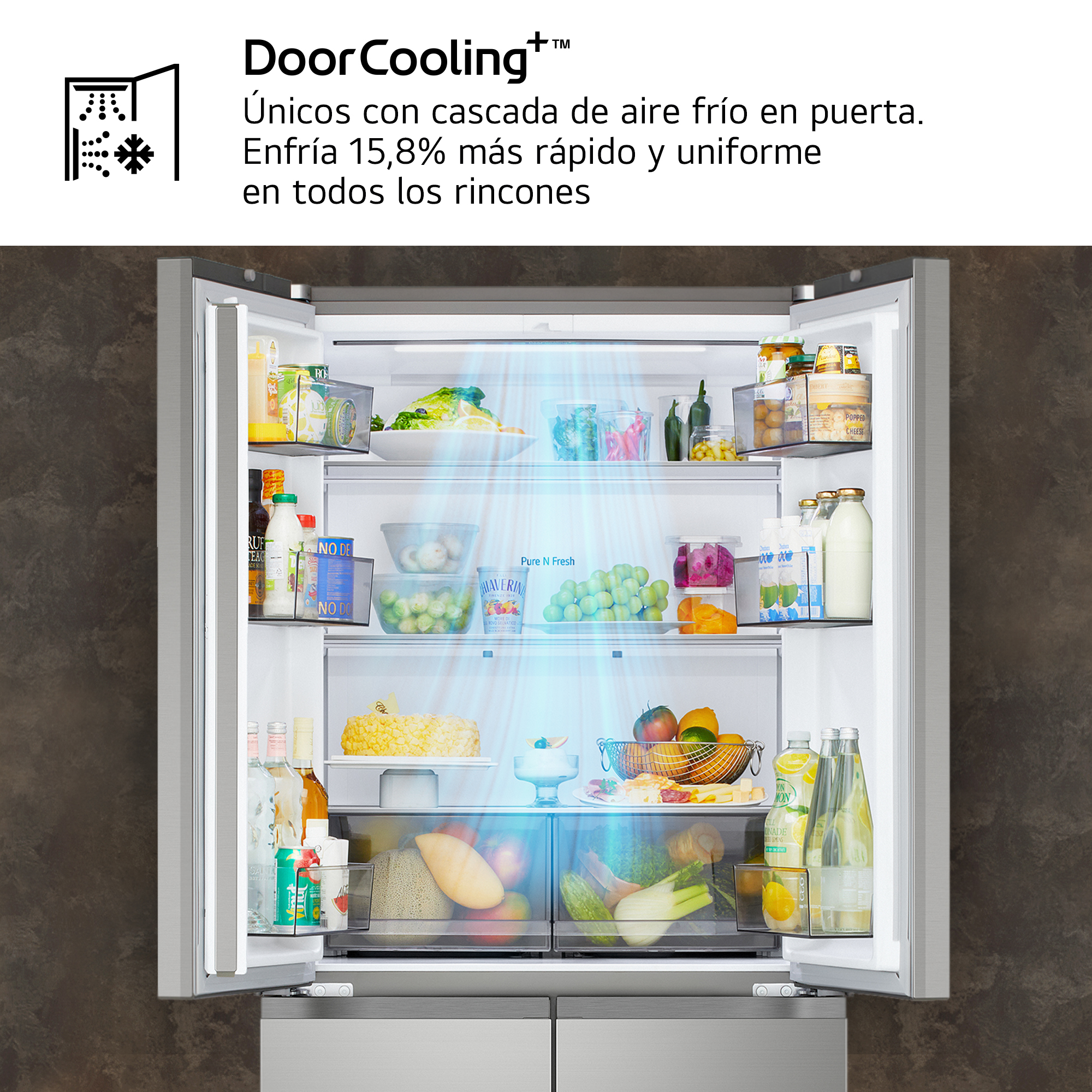 Frigorífico abierto con estantes iluminados llenos de alimentos frescos y botellas en las puertas.