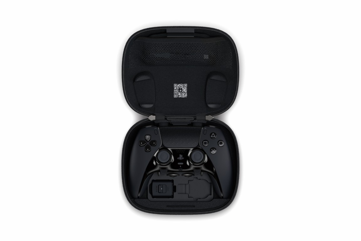 Czarny kontroler PlayStation 5 w otwartym, dopasowanym etui transportowym z kieszenią z siatki i akcesoriami.