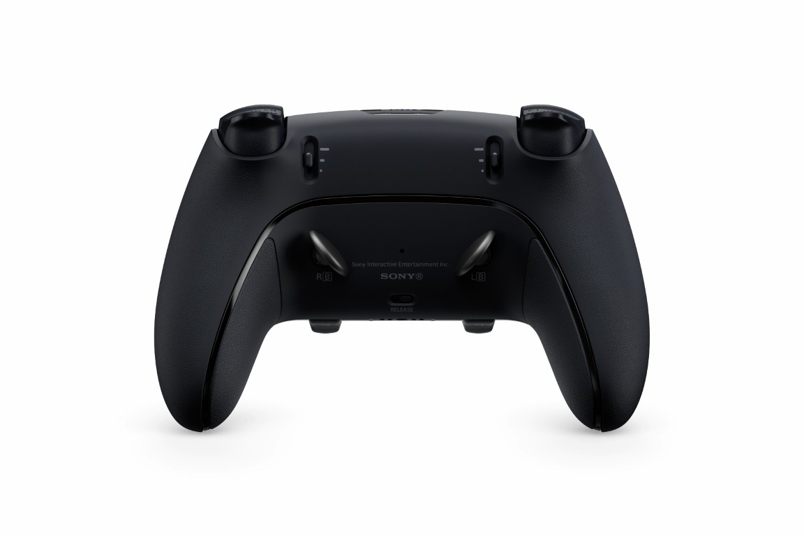 Widok z tyłu czarnego kontrolera Sony PlayStation na białym tle.