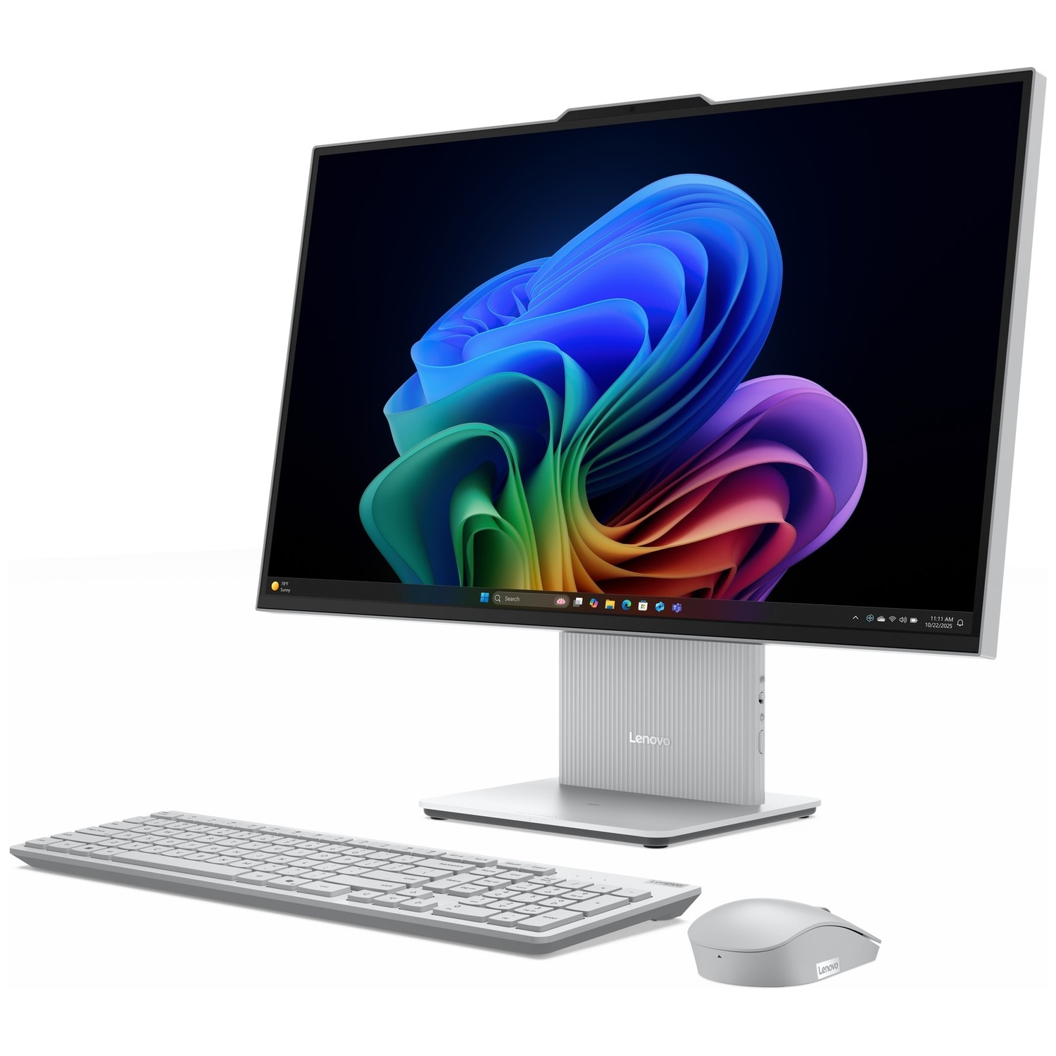 Een witte Lenovo all-in-one desktopcomputer met toetsenbord en muis op een witte achtergrond.