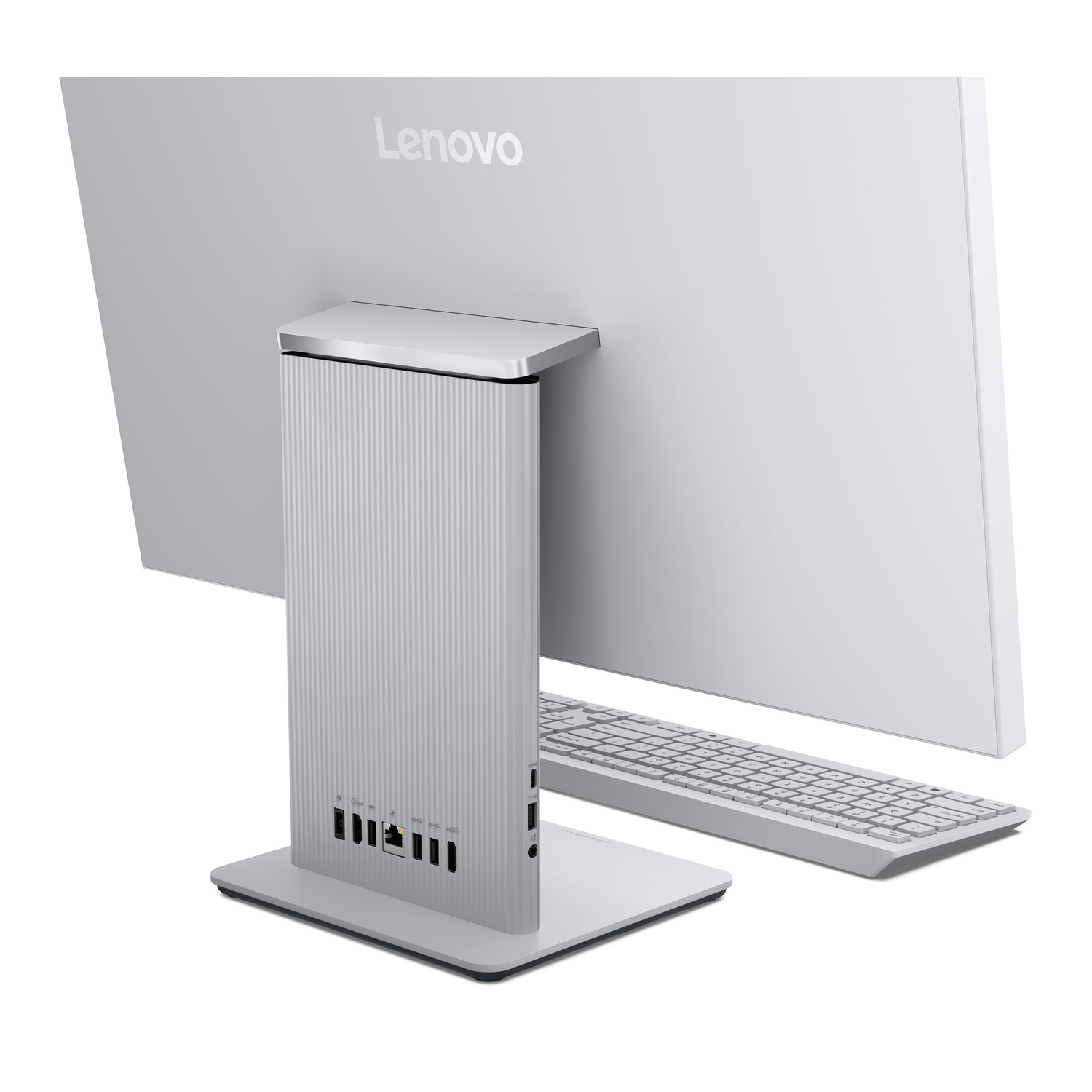 Achteraanzicht van een zilveren Lenovo all-in-one pc met standaard, poorten en wit toetsenbord.