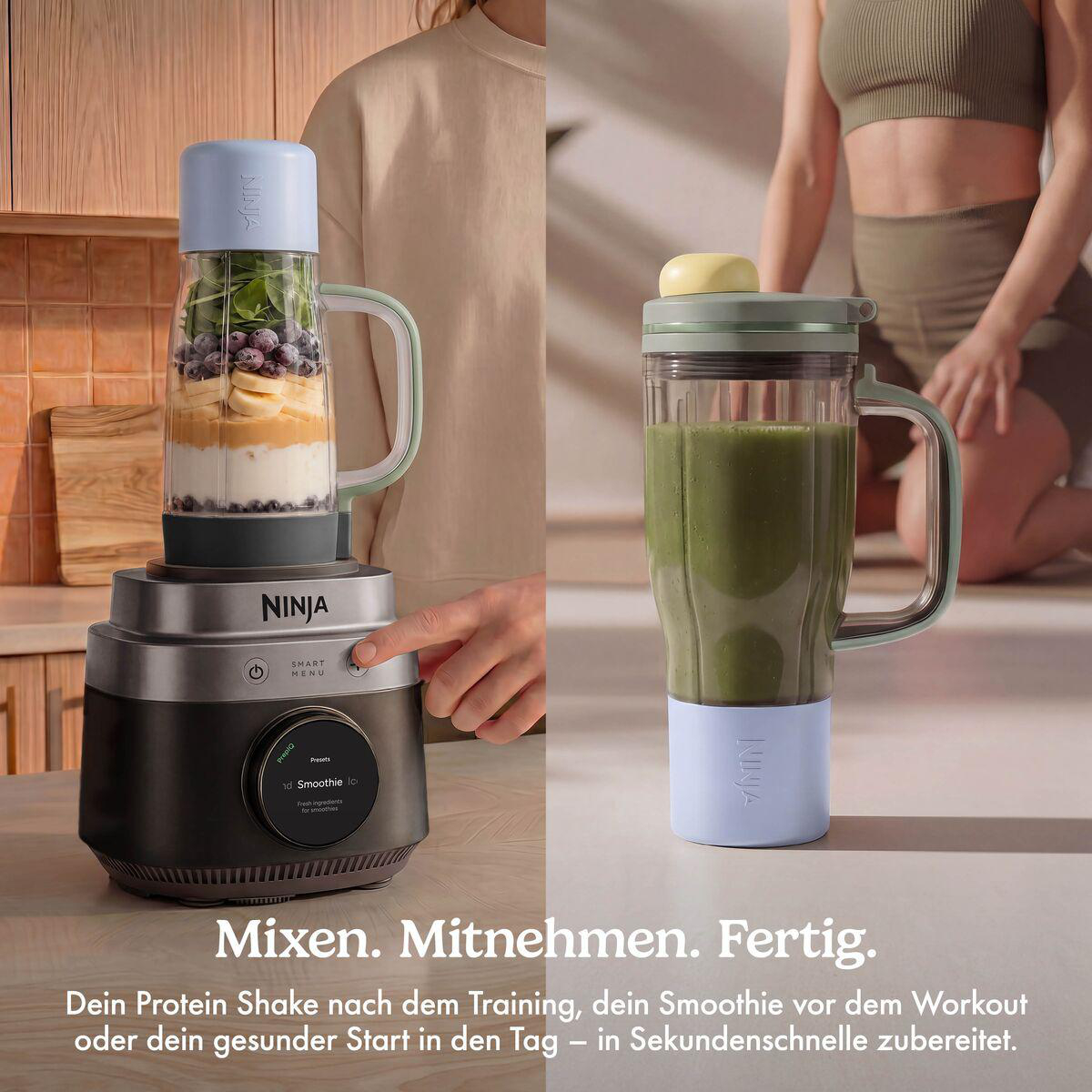 Ein Ninja-Standmixer mit Schichten aus Beeren und Joghurt links, und ein fertiger grüner Smoothie rechts.