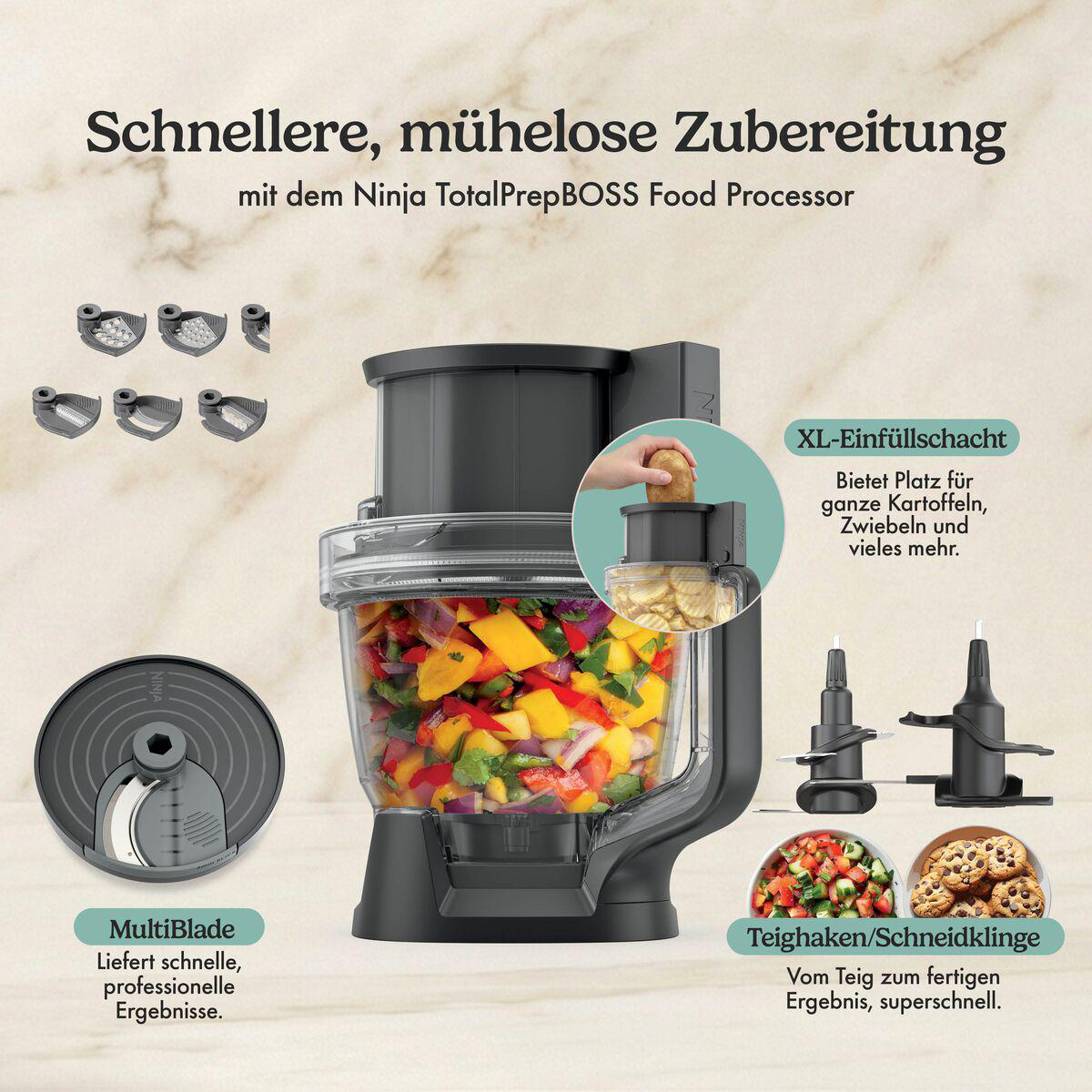 Ninja-Küchenmaschine umgeben von Messern, Text und Schüsseln mit Gemüse und Keksen auf Marmor.