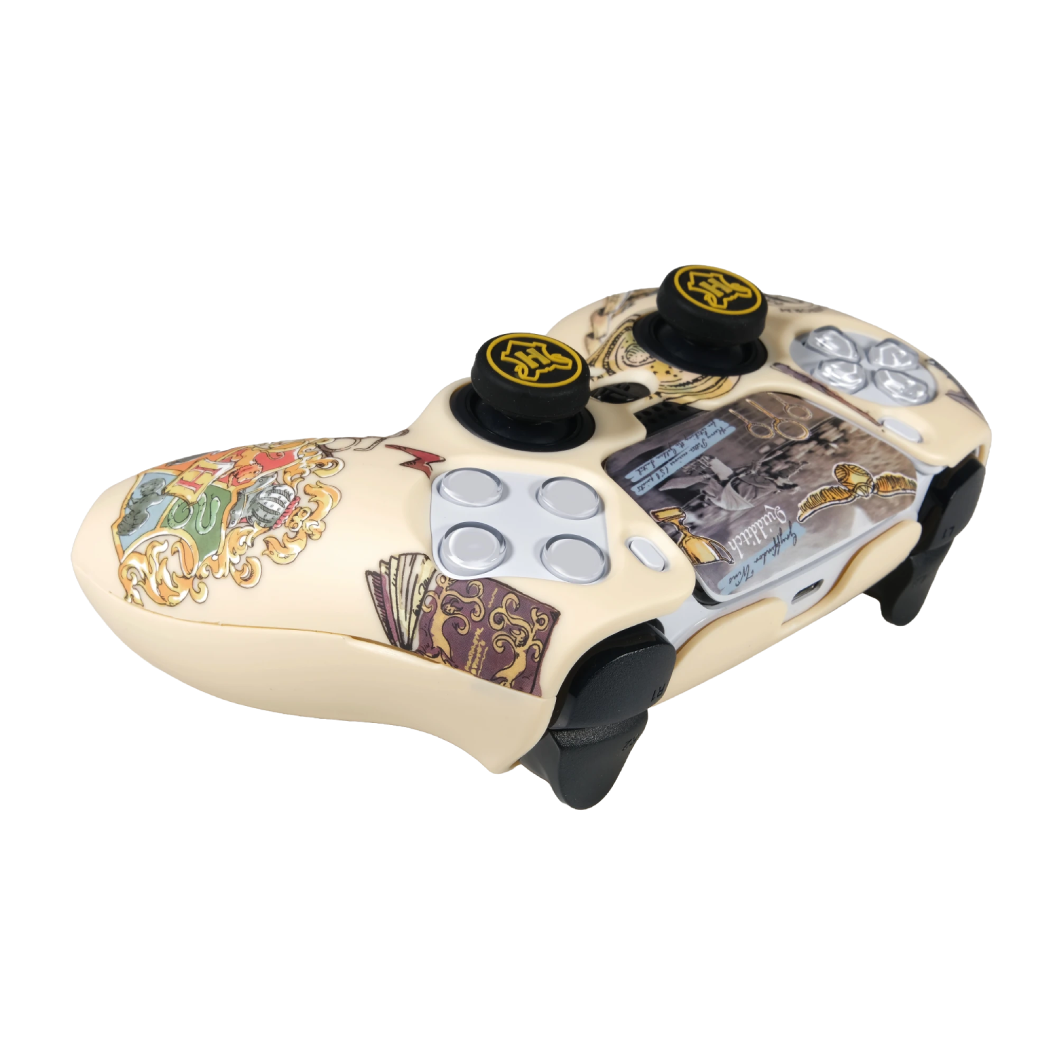 Un controlador de PlayStation color crema con motivos de Harry Potter sobre fondo negro.