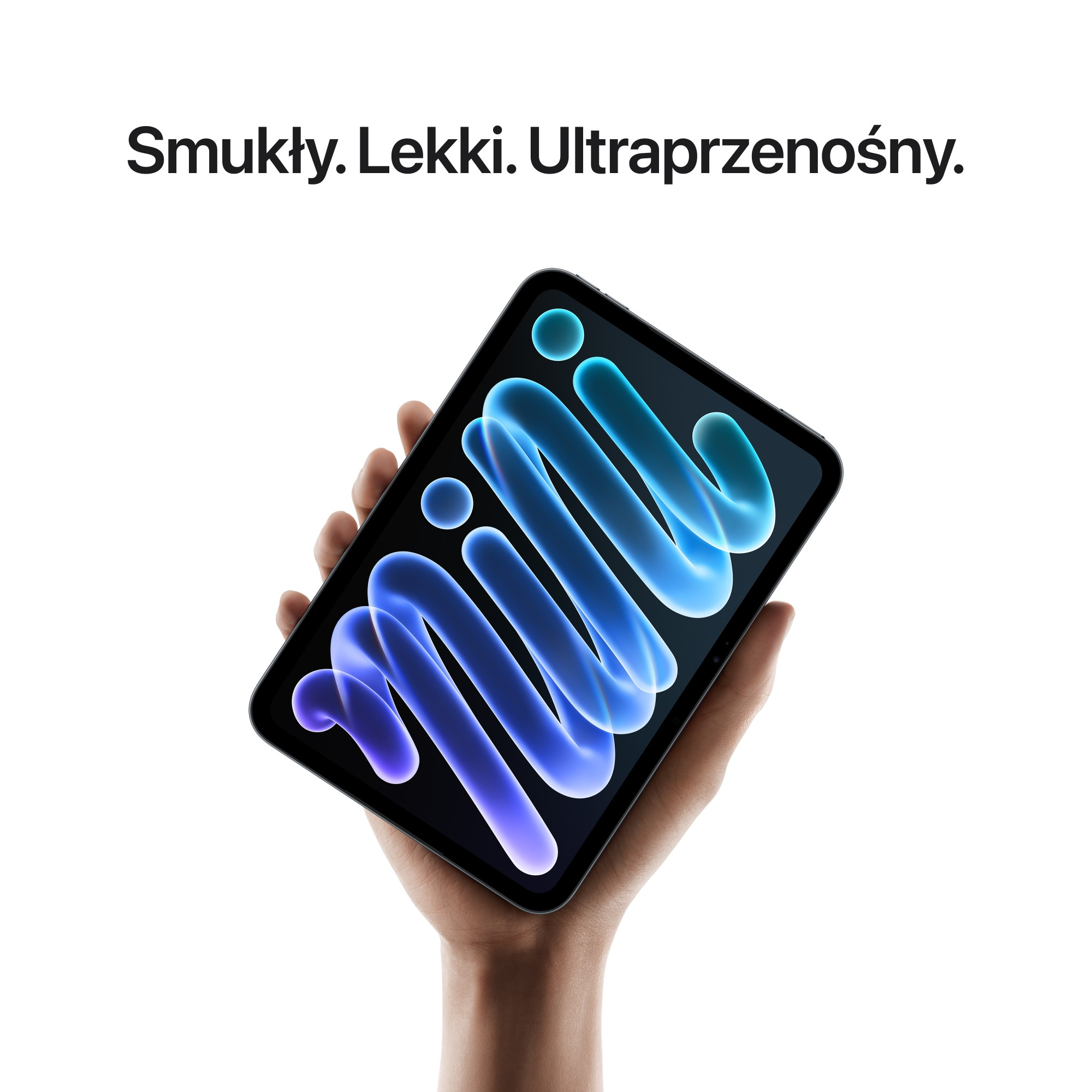 Dłoń trzyma czarny tablet z niebieską grafiką fal i tekstem u góry na białym tle.