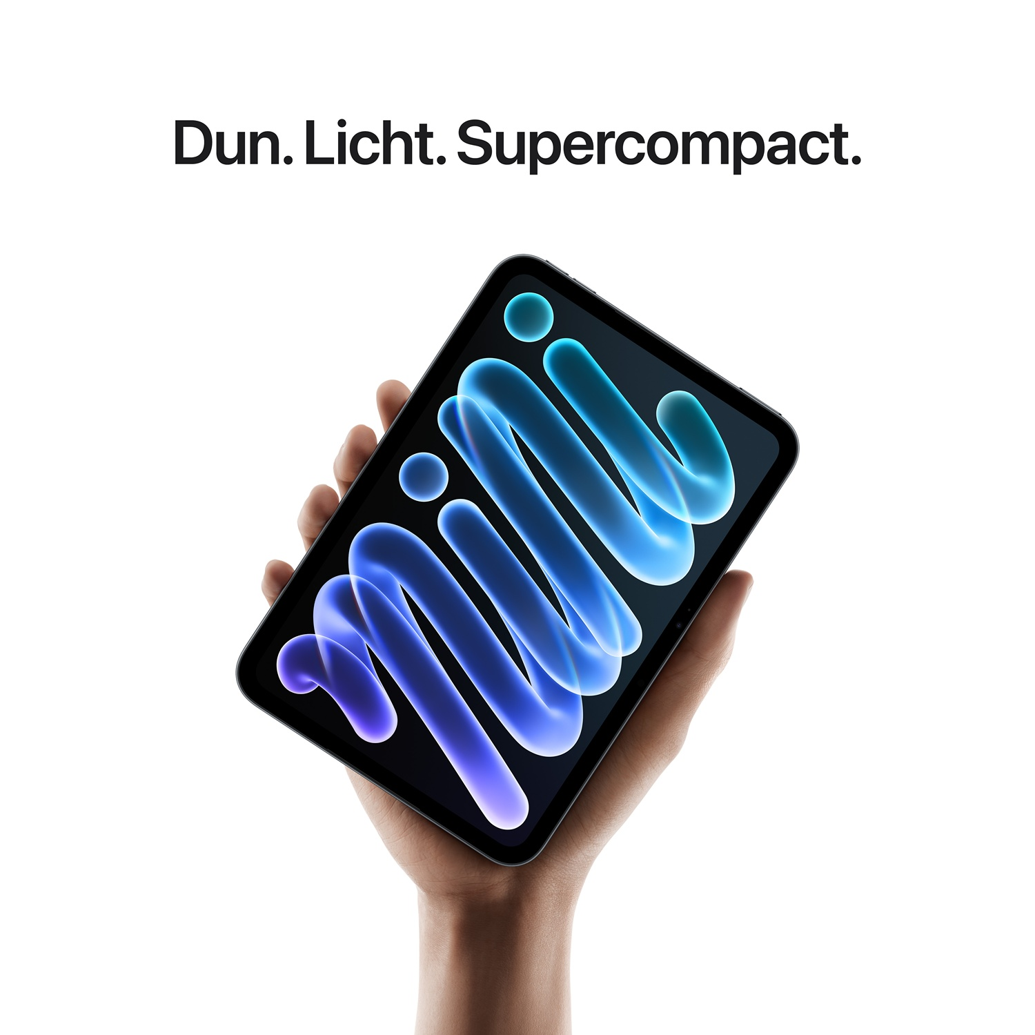 Een hand houdt een zwarte tablet vast met blauwe abstracte golfgraphics en tekst erboven op wit.