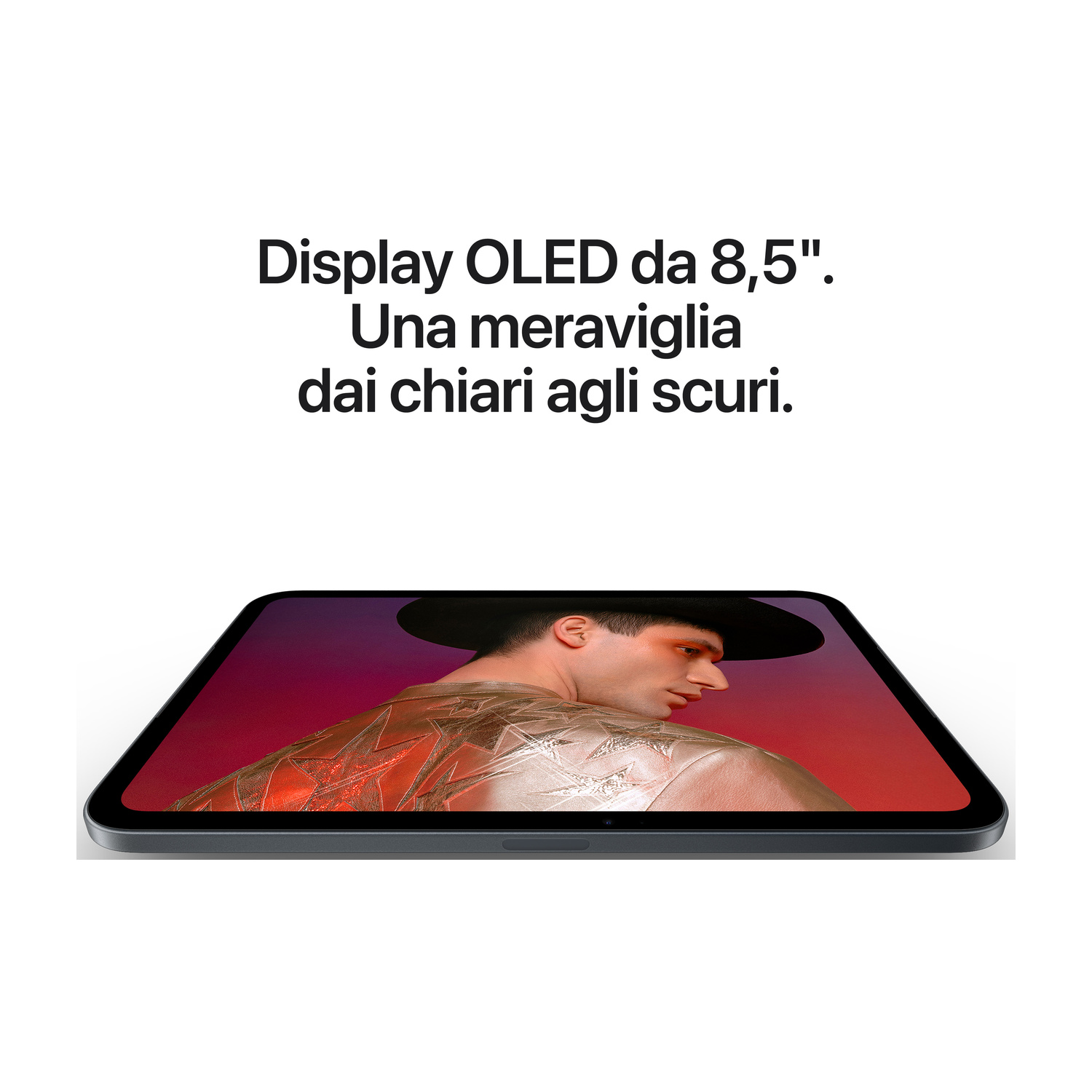 Immagine promozionale di tablet con schermo OLED, testo in alto e persona sullo sfondo.
