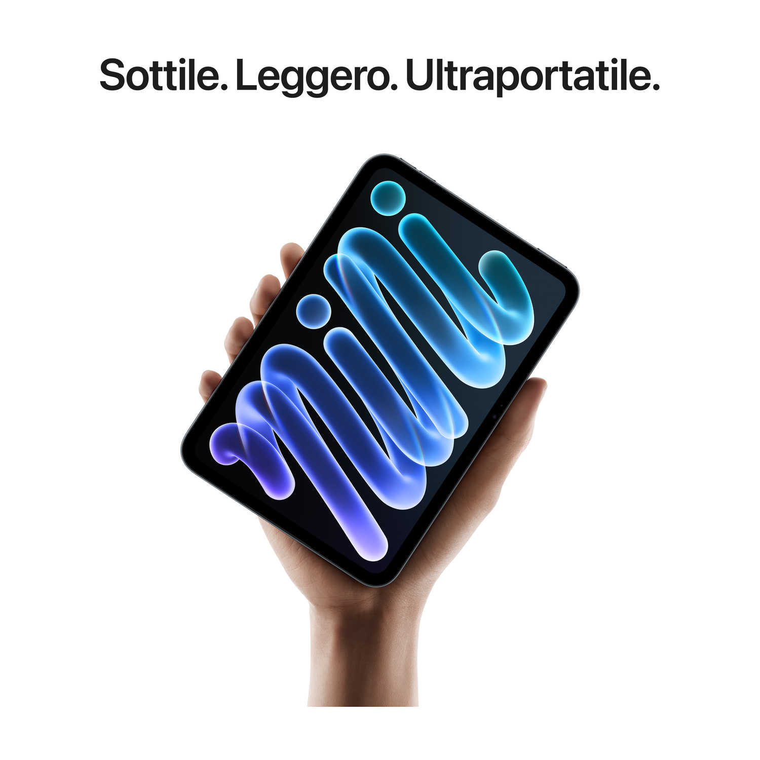 Una mano regge un iPad mini con un vivace sfondo astratto blu su uno sfondo bianco.