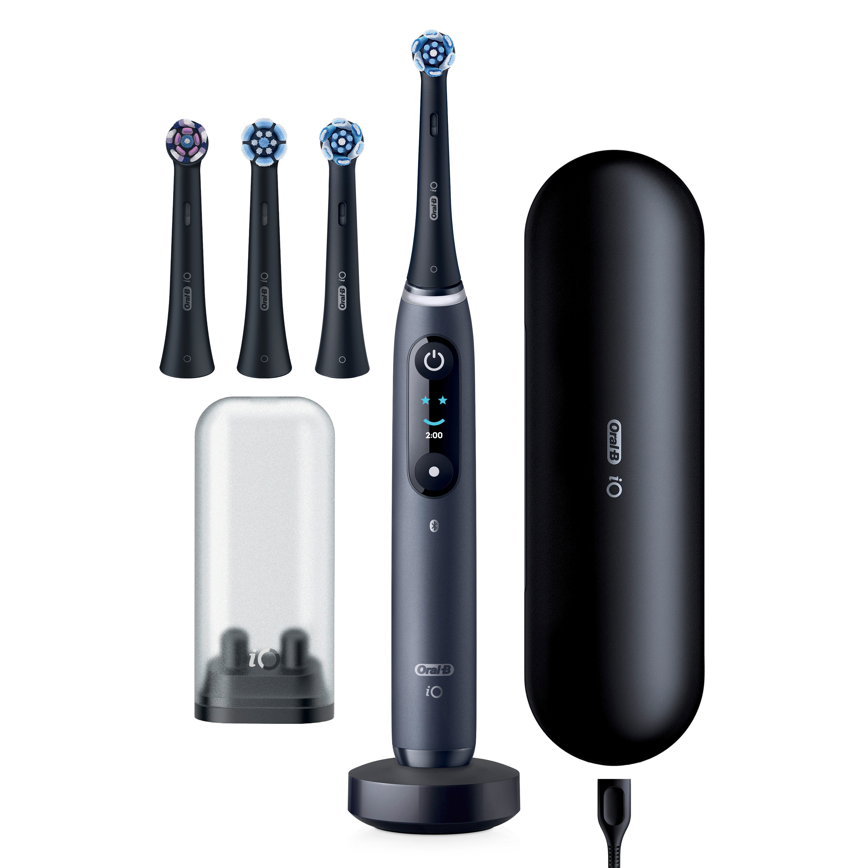 Schwarze Oral-B iO elektrische Zahnbürste mit drei Ersatzbürsten, Ladestation, Reiseetui und Kappe.