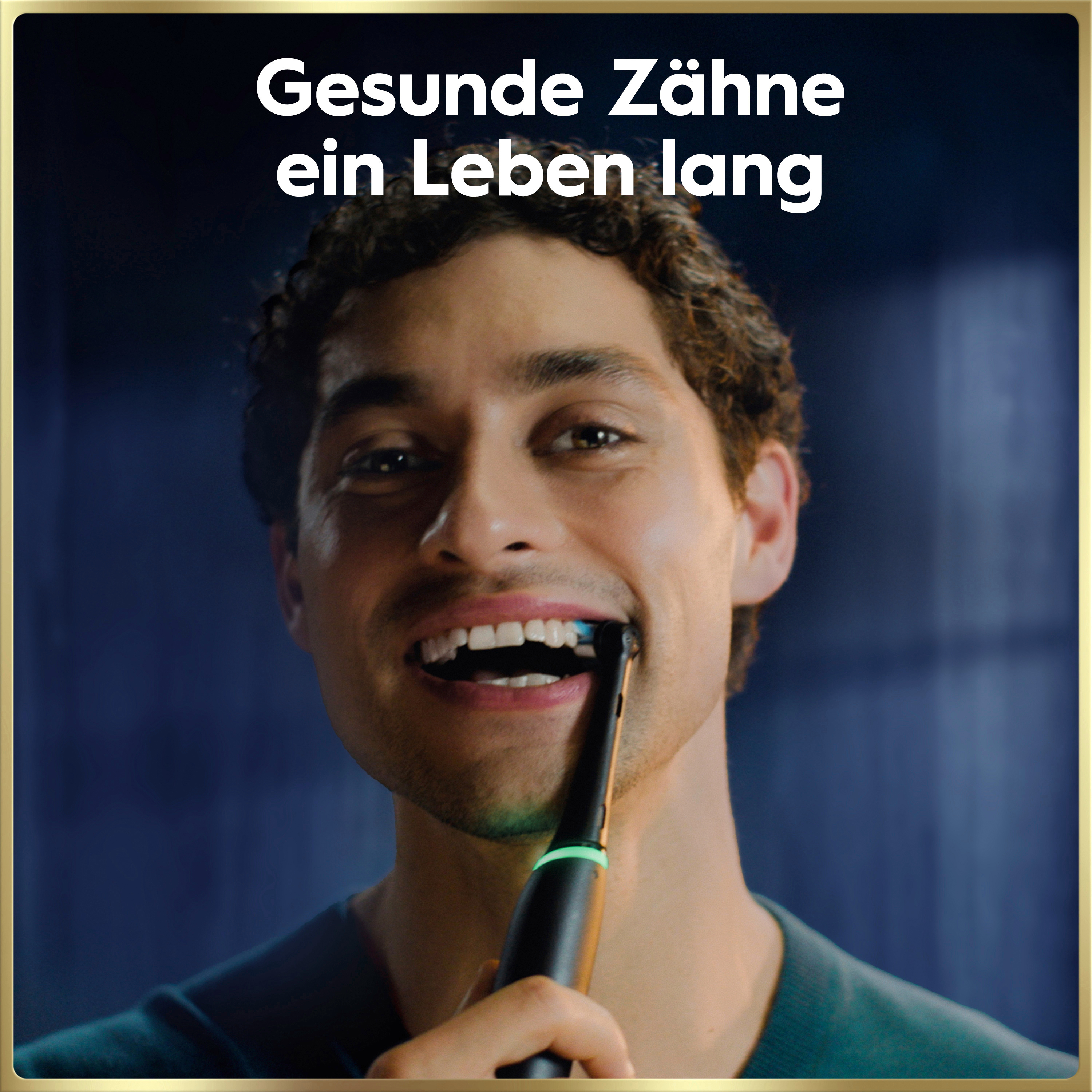 Ein Mann lächelt und putzt seine Zähne mit einer schwarzen elektrischen Zahnbürste. Text: Gesunde Zähne ein Leben lang.