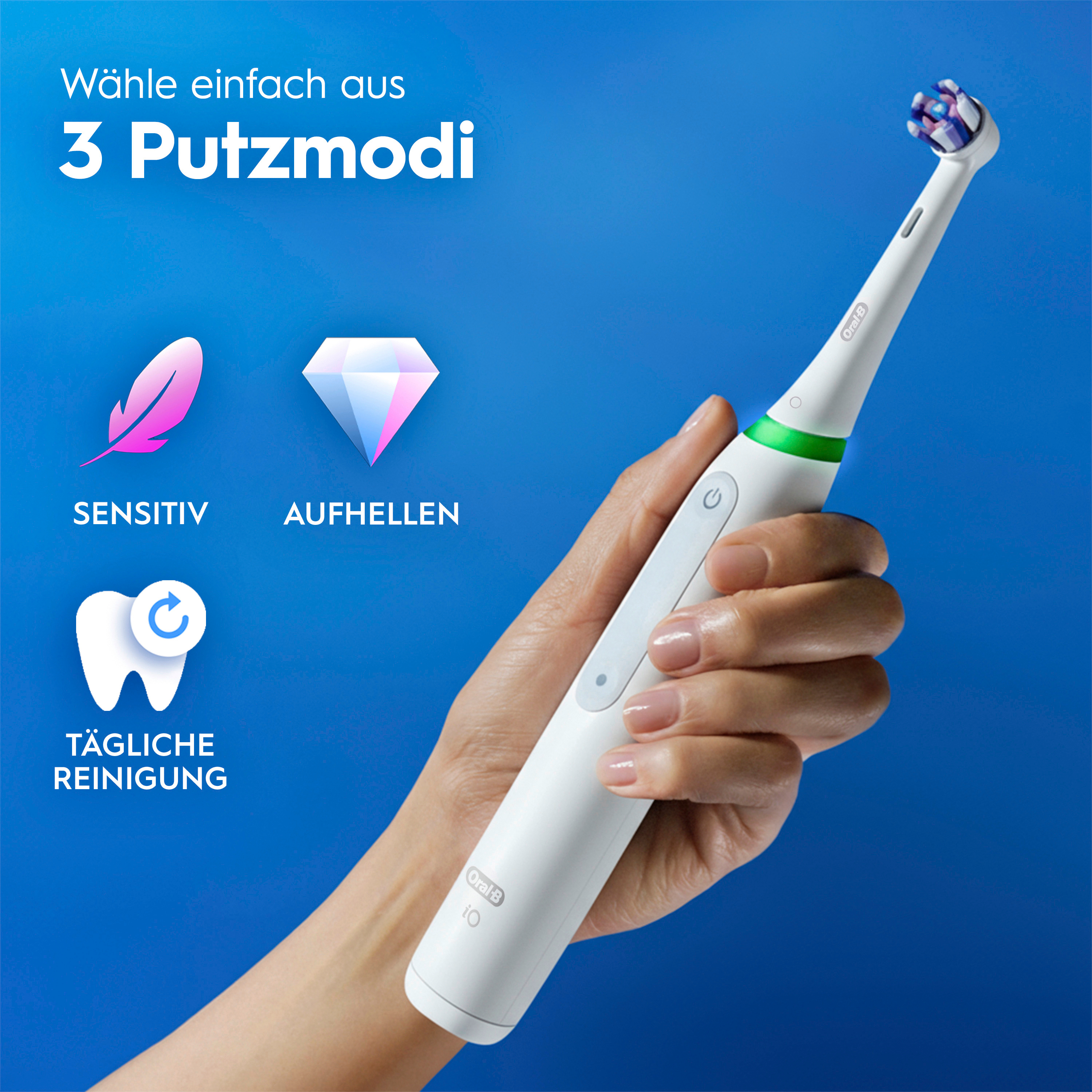 Eine Hand hält eine weiße Oral-B elektrische Zahnbürste vor blauem Hintergrund mit drei Putzmodus-Icons.
