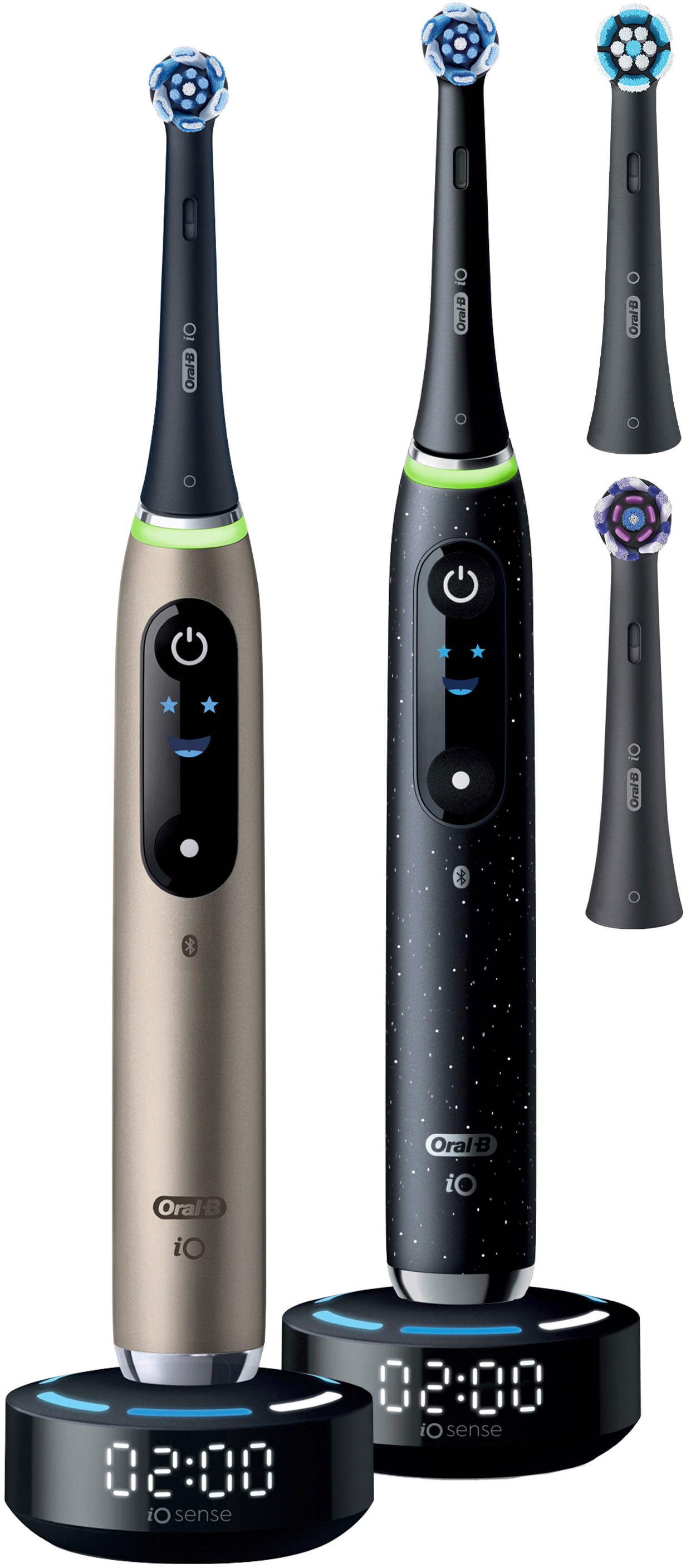 Zwei Oral-B iO elektrische Zahnbürsten in Gold und Schwarz mit Ladestationen und Ersatzköpfen.