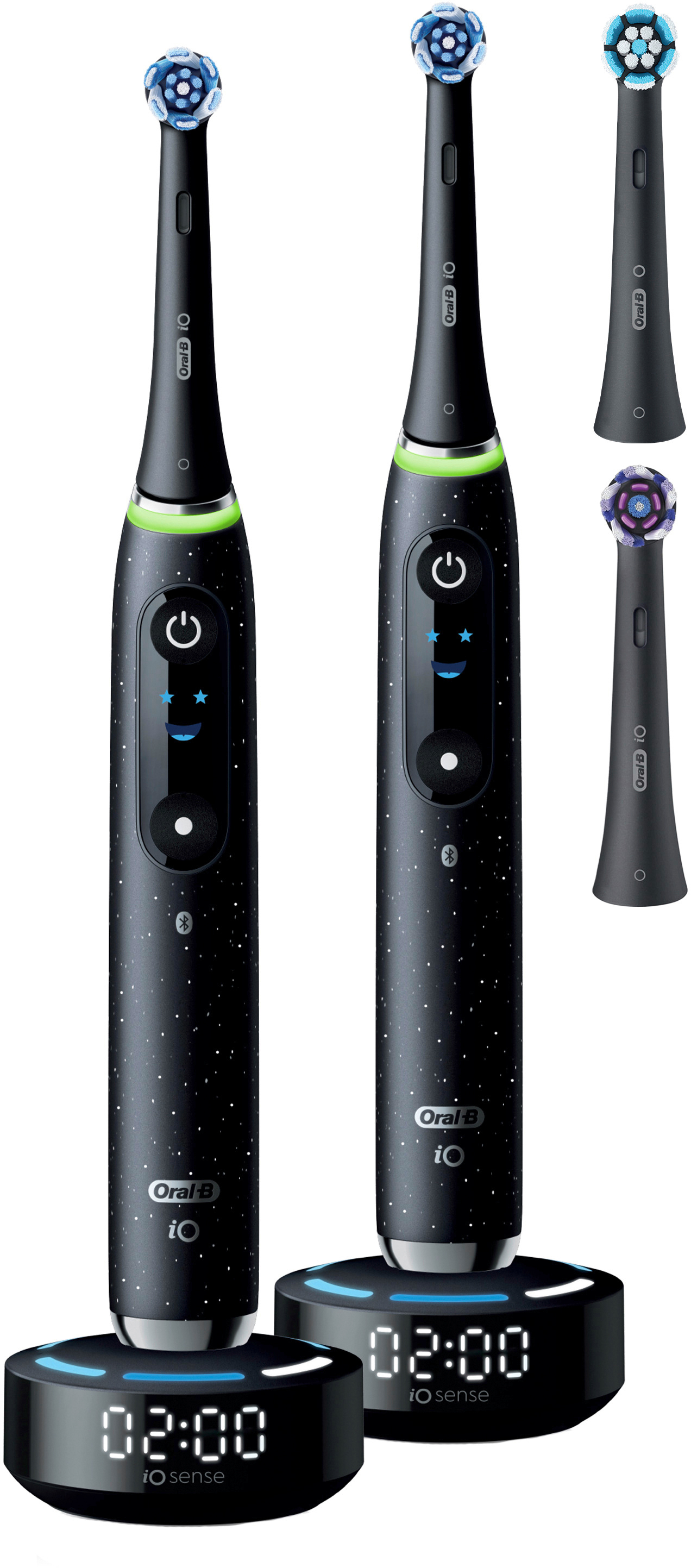 Zwei schwarze Oral-B iO elektrische Zahnbürsten mit iO Sense Ladestationen und zwei separaten Bürstenköpfen.