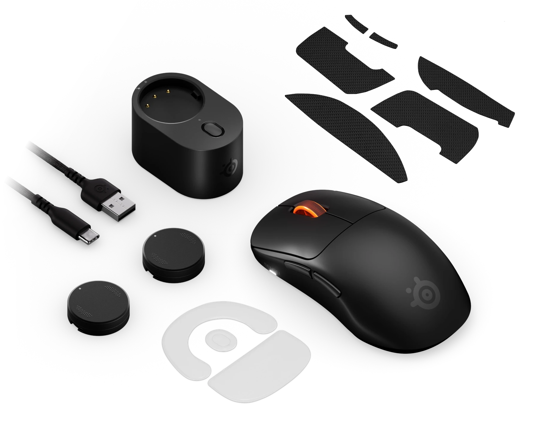 Fekete gamer egér töltődokkolóval, USB-kábellel, súlyokkal és markolatszalagokkal fekete alapon.