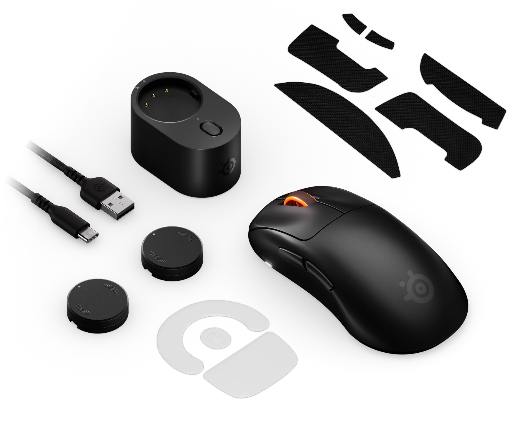 Fekete gamer egér, töltődokkoló, USB kábel, súlyok és tapadós matricák sötét háttérben.