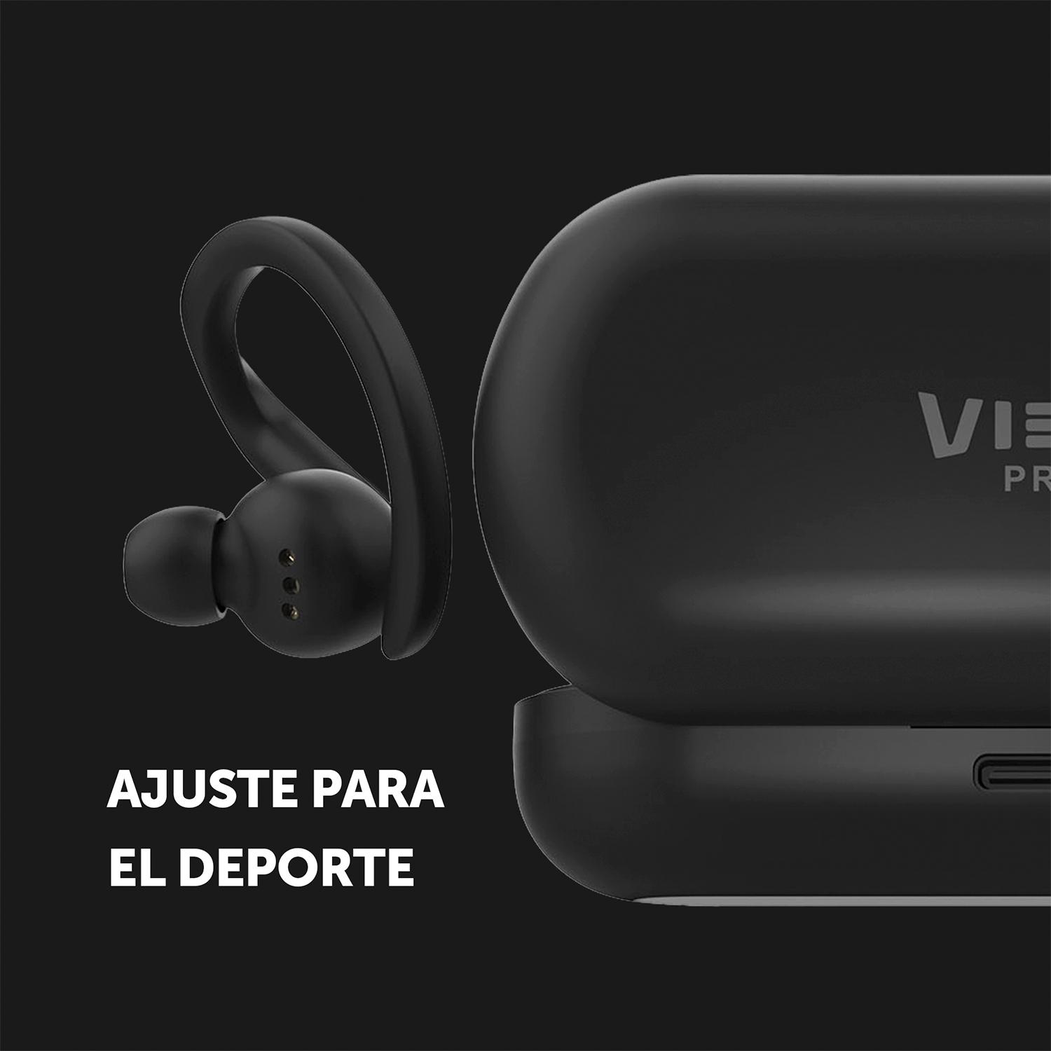 Un auricular deportivo negro con gancho está junto a su estuche de carga sobre fondo oscuro.