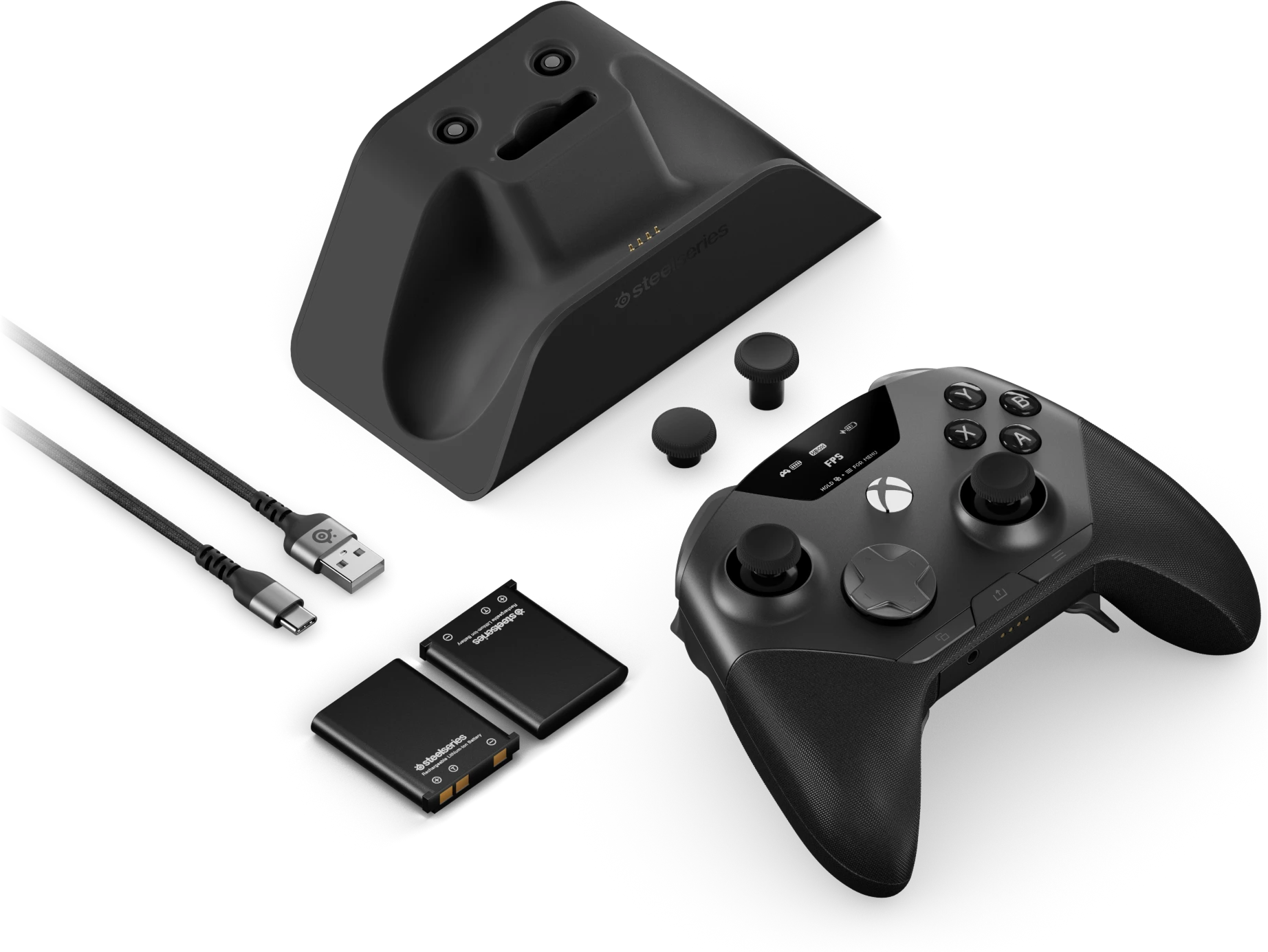 Fekete Xbox kontroller töltőállomással, kábellel, akkumulátorokkal és cserélhető karokkal sötét háttérben.