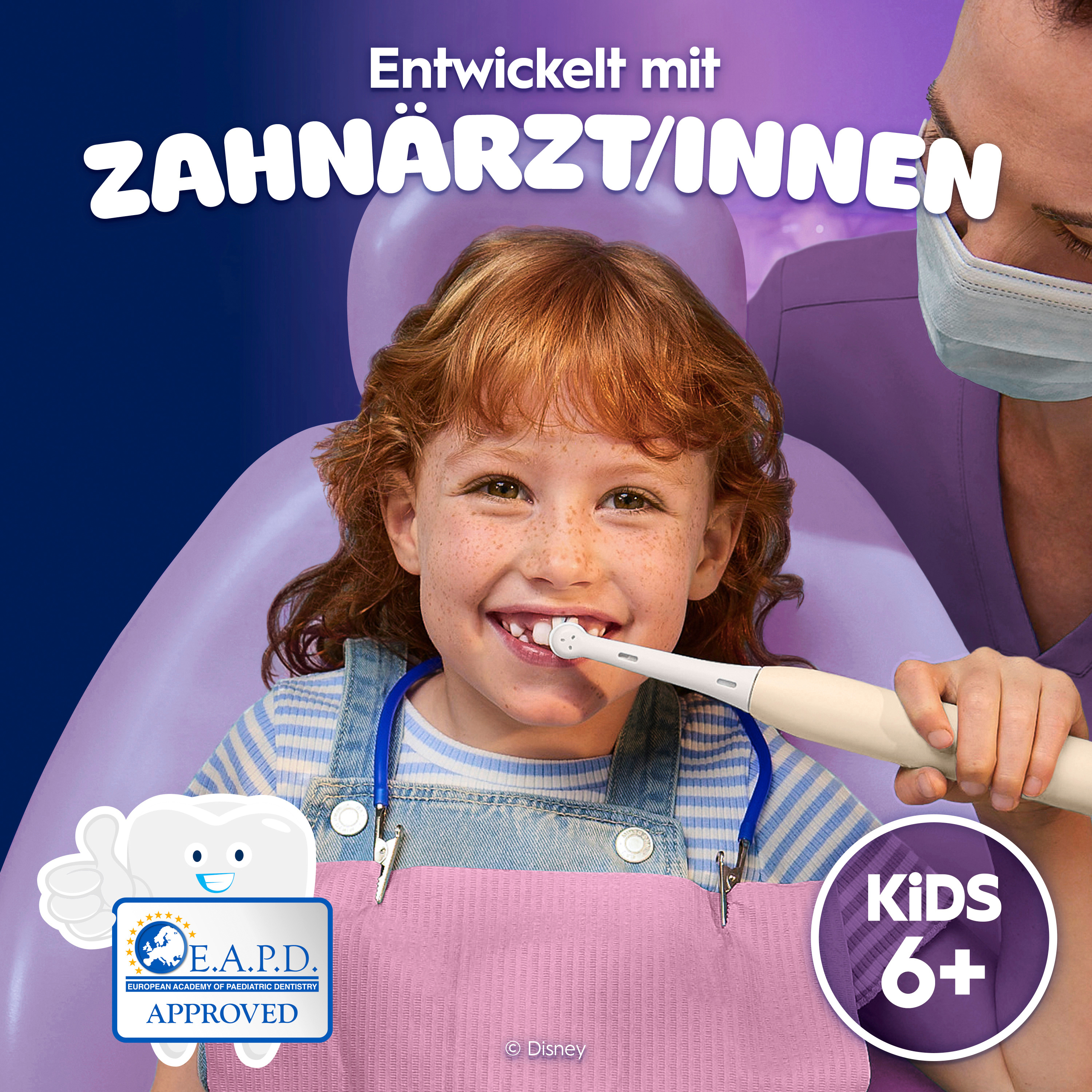 Ein Kind lächelt, während ein Zahnarzt ihm mit einer elektrischen Zahnbürste die Zähne putzt.