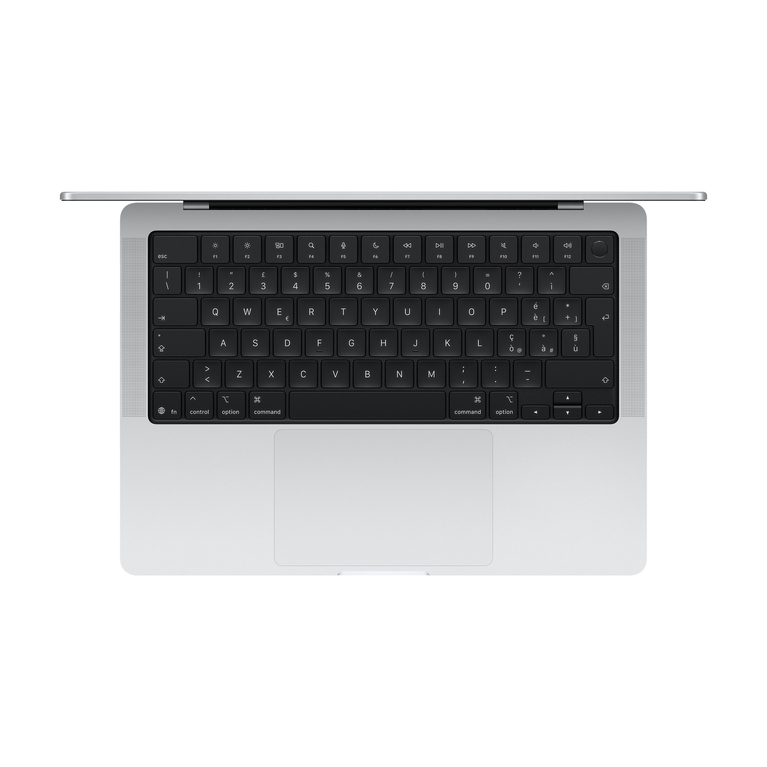 Vista dall'alto della tastiera e del trackpad di un computer portatile argentato su sfondo bianco.