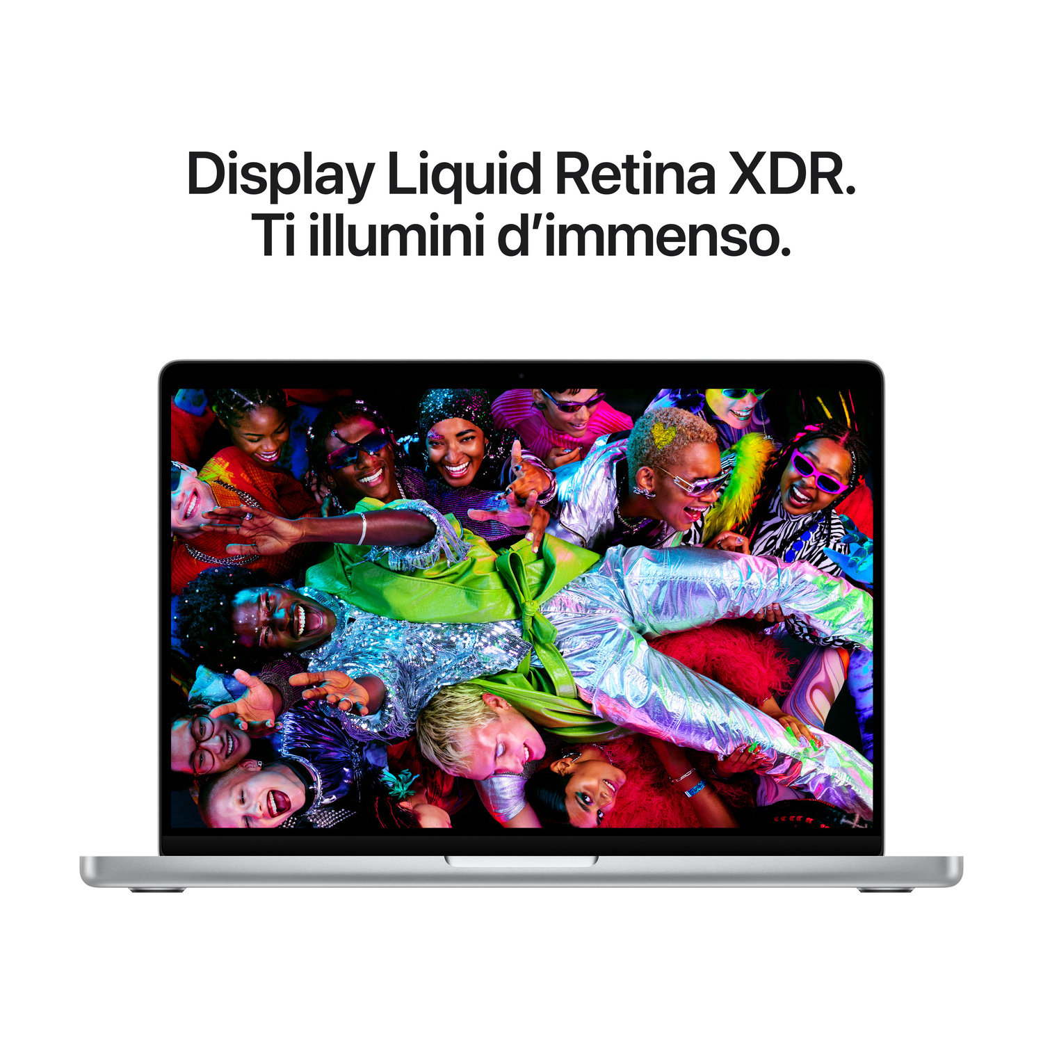 Laptop con display Liquid Retina XDR e folla colorata sullo schermo.