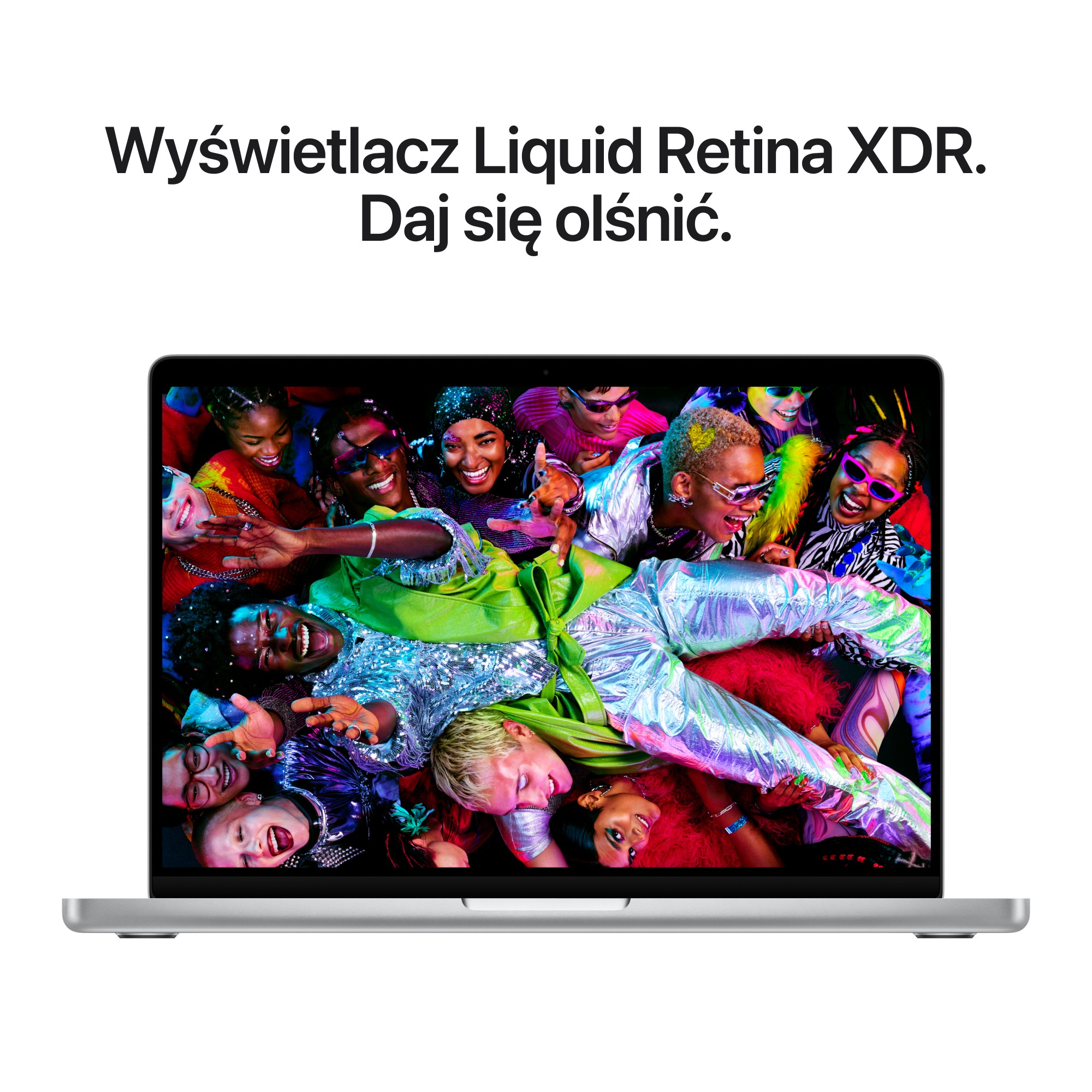 Srebrny laptop wyświetla na ekranie barwną grupę szczęśliwych ludzi w lśniących ubraniach.