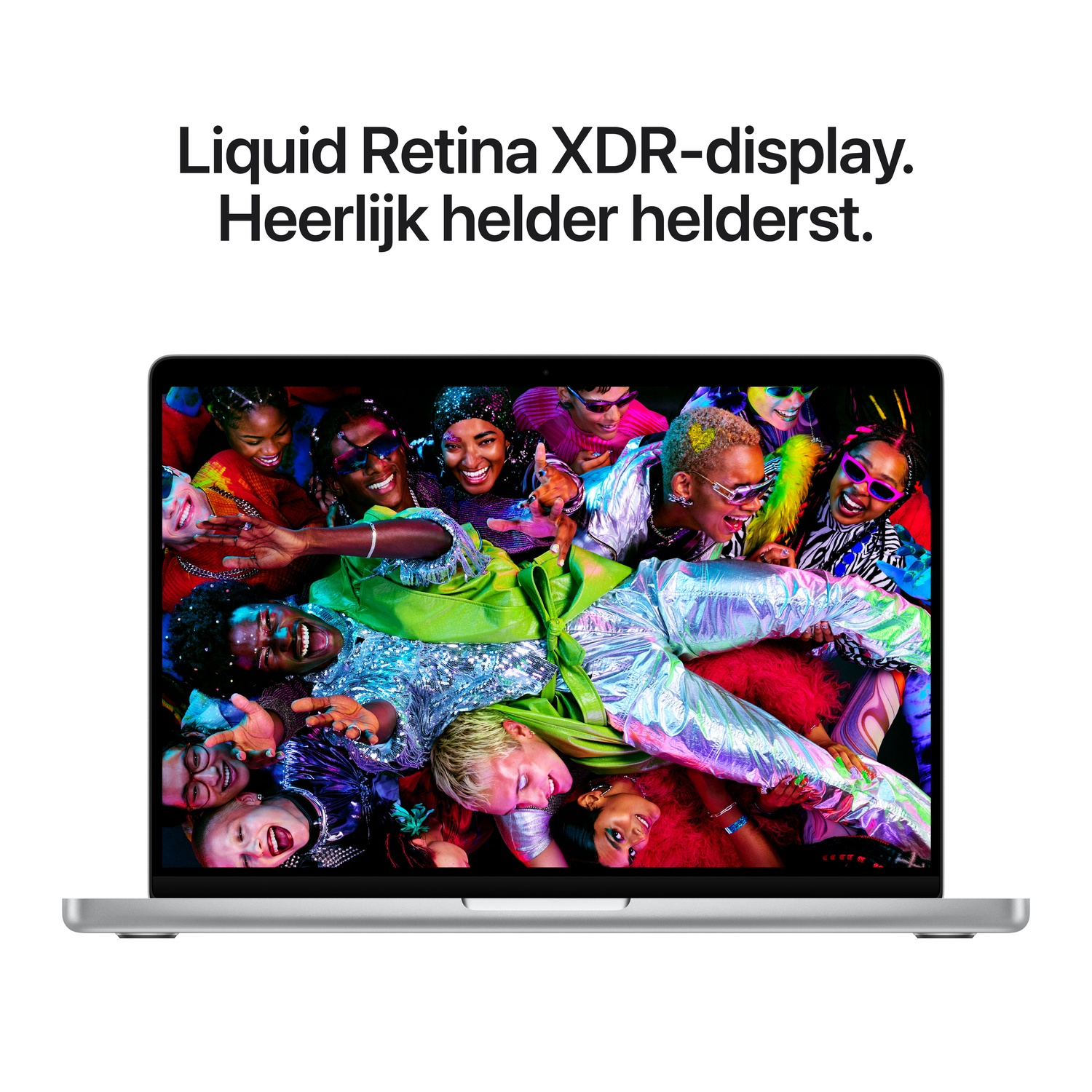 Een laptop toont een levendige afbeelding van mensen in kleurrijke kleding. Daarboven staat tekst.