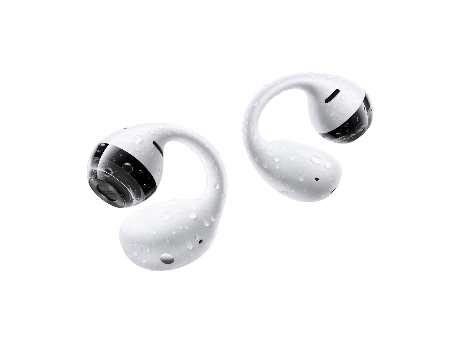Dos auriculares blancos de oído abierto cubiertos de gotas de agua sobre fondo negro.