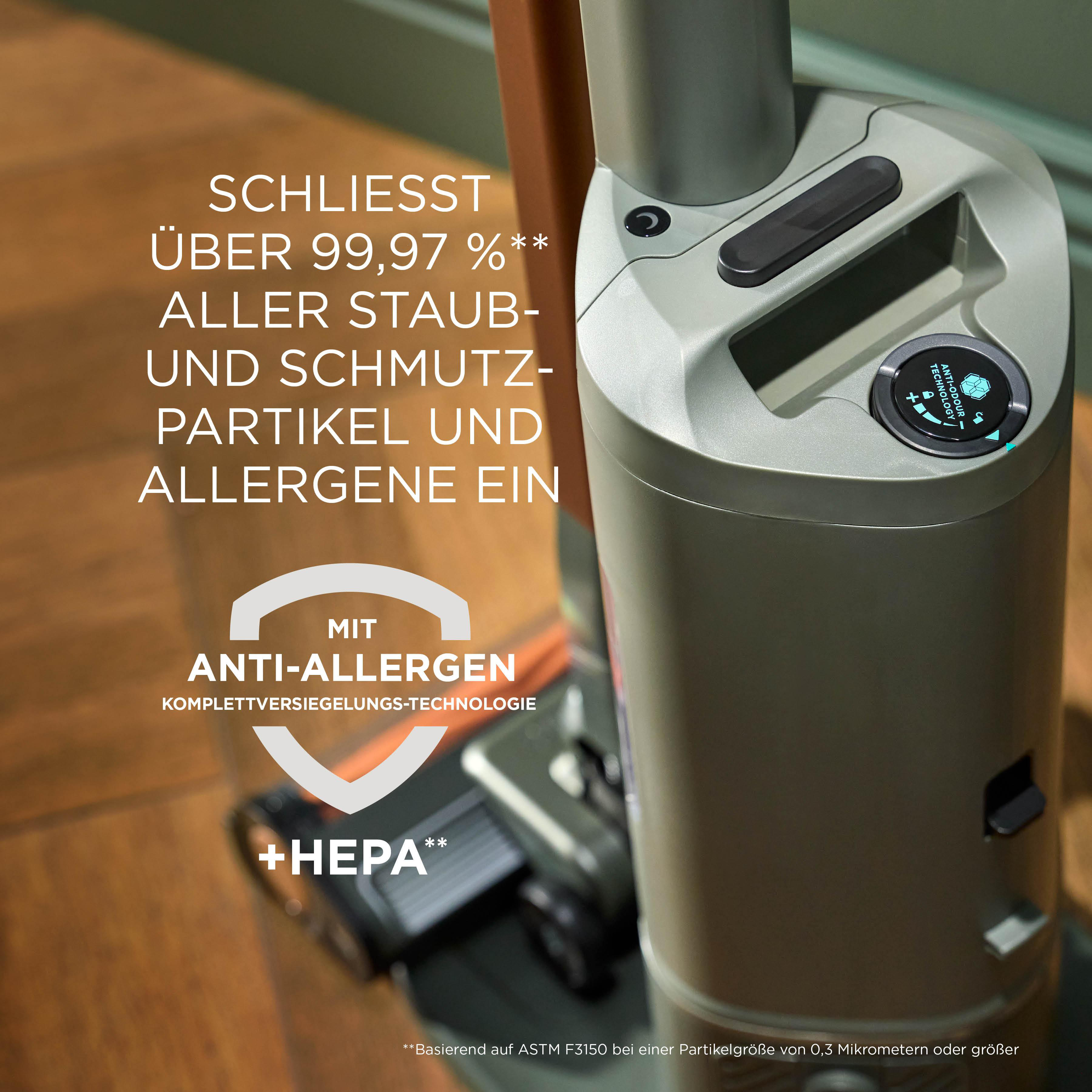 Staubsauger auf Holzboden mit Anti-Allergen-Siegel und deutschem Werbetext.