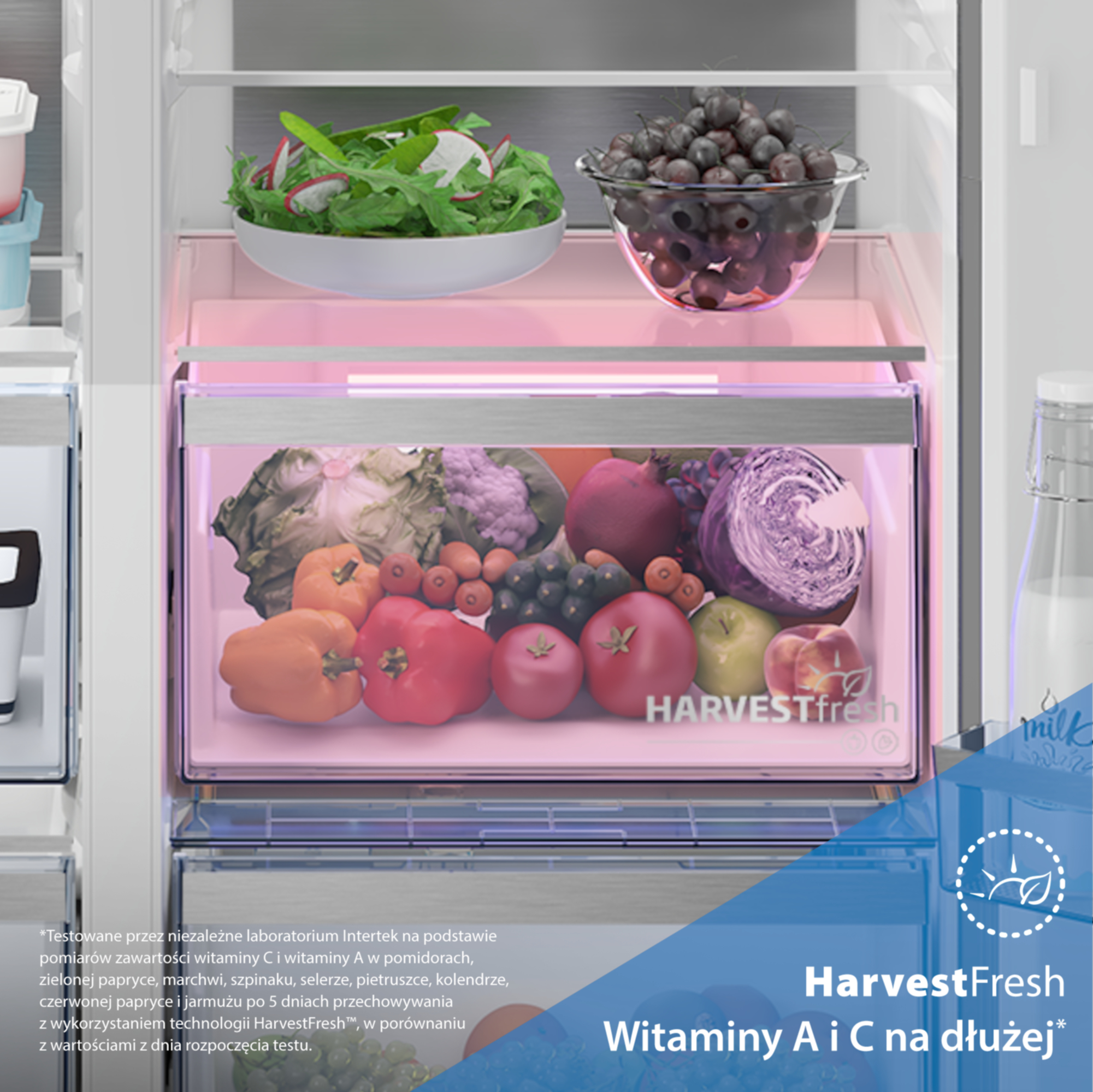 Otwarta lodówka wypełniona świeżymi warzywami i owocami w komorze HarvestFresh i na półkach.