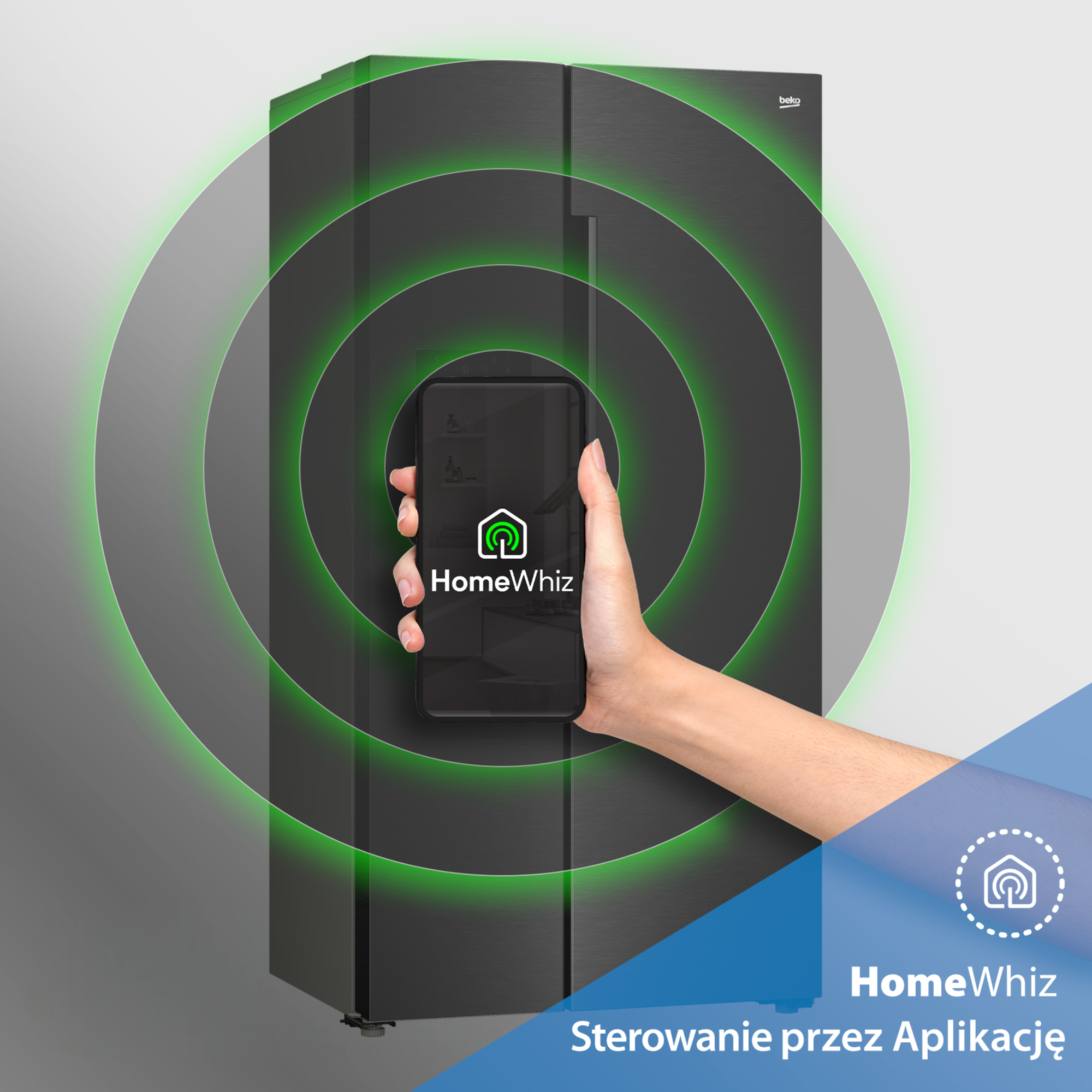 Ręka trzyma smartfon z aplikacją HomeWhiz przed czarną lodówką Beko z zielonymi falami.