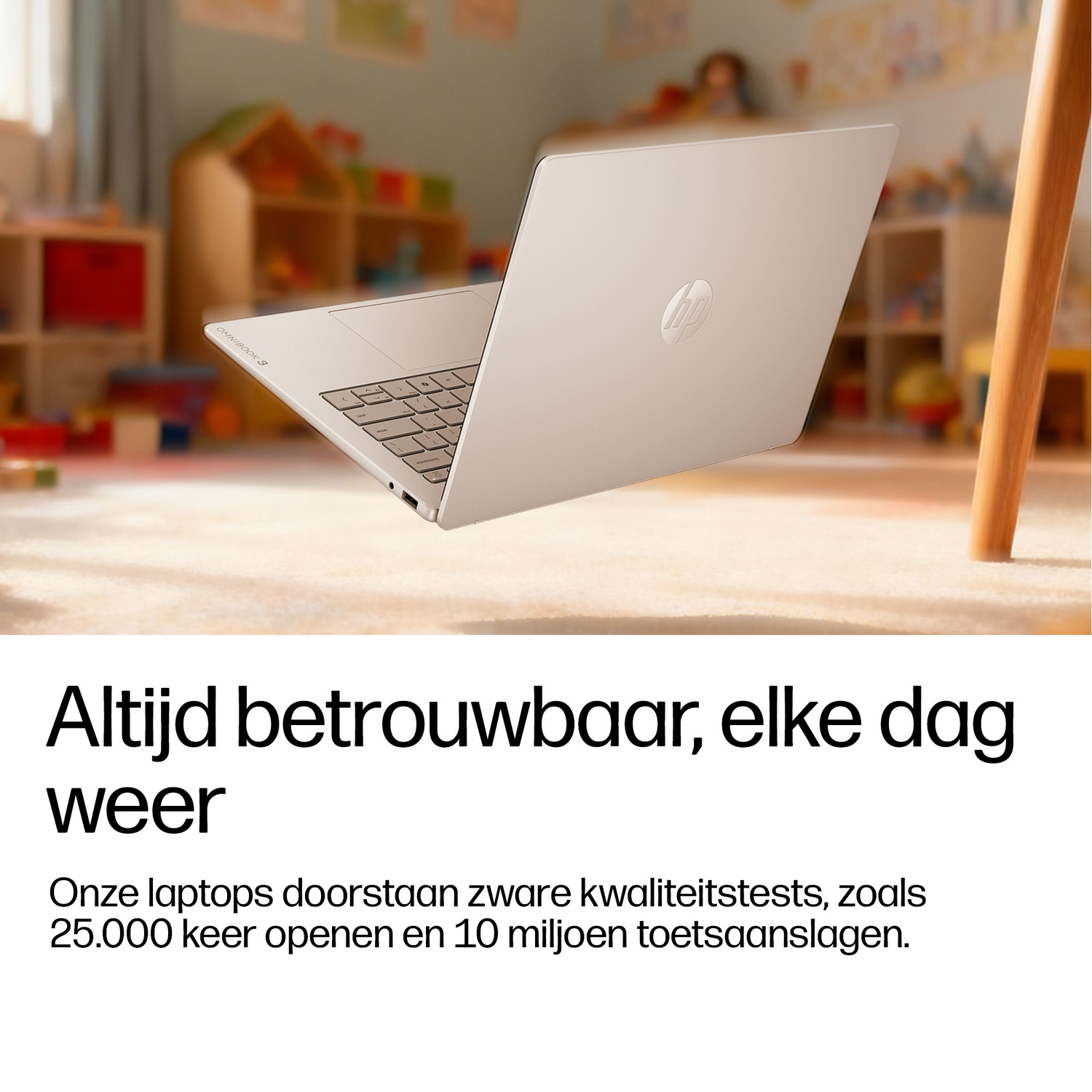 Een zilveren HP laptop zweeft licht boven de vloer in een lichte kinderkamer.
