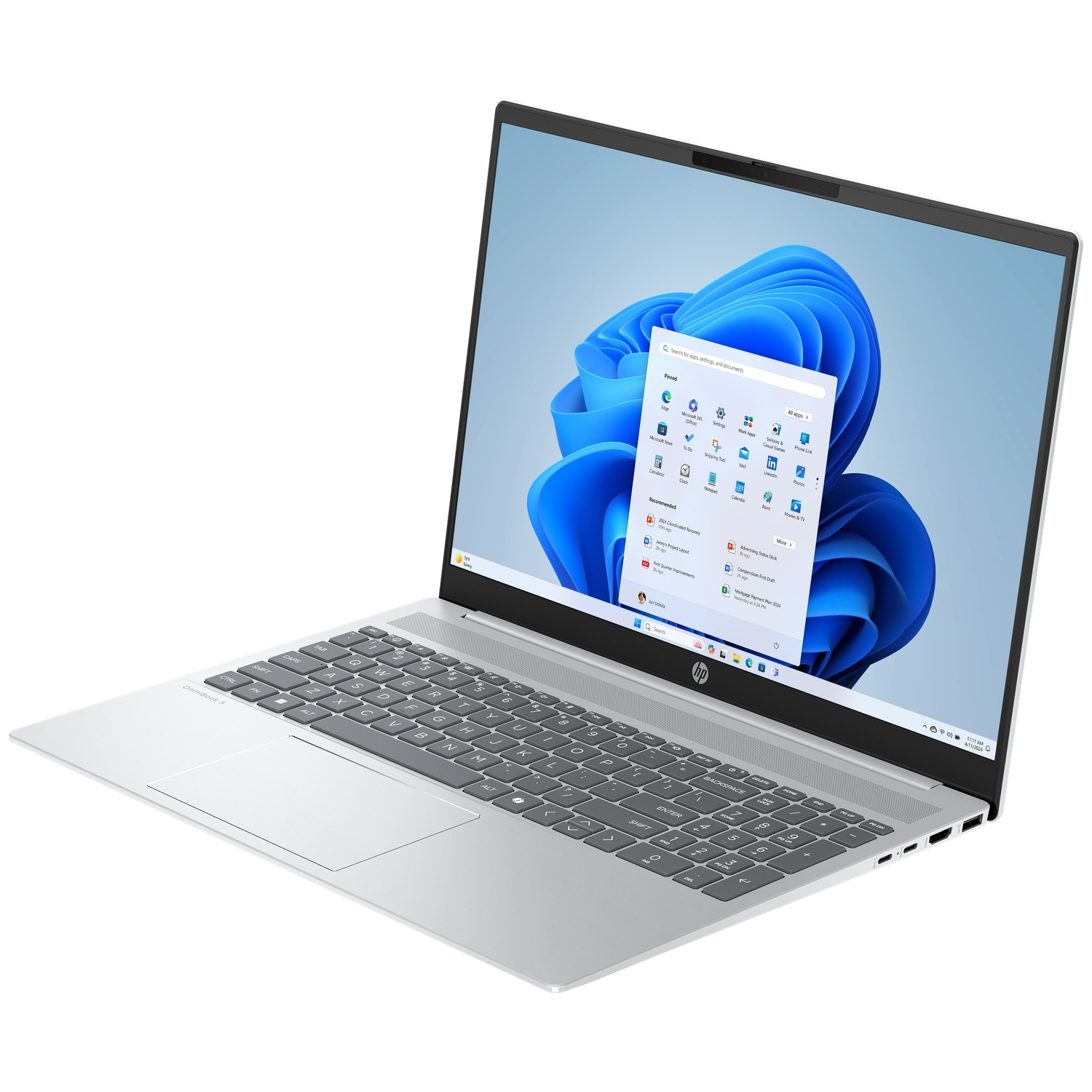 Zilverkleurige laptop met modern design, open scherm en zichtbaar Windows-startmenu.