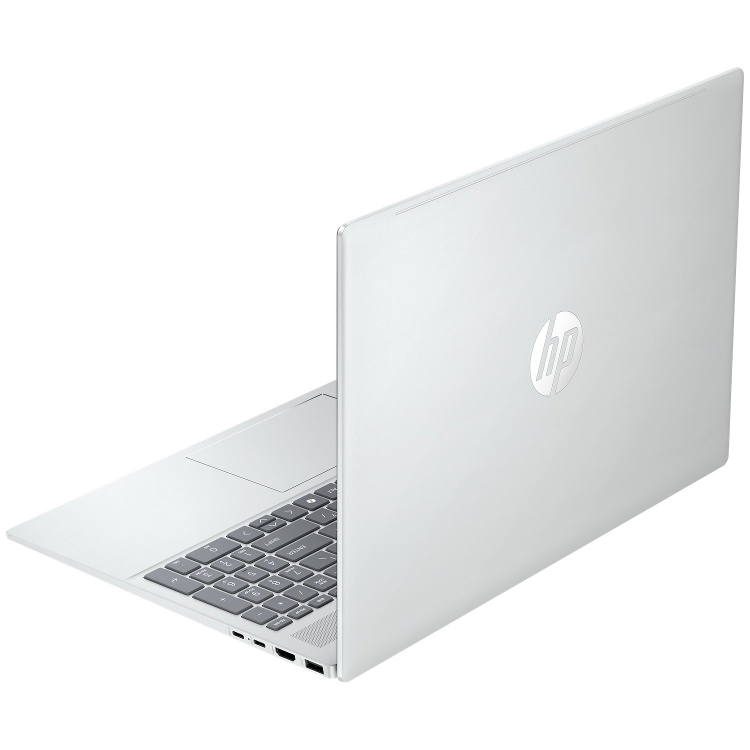 Zilveren HP-laptop op witte achtergrond, schuin geopend met zichtbaar toetsenbord en logo.