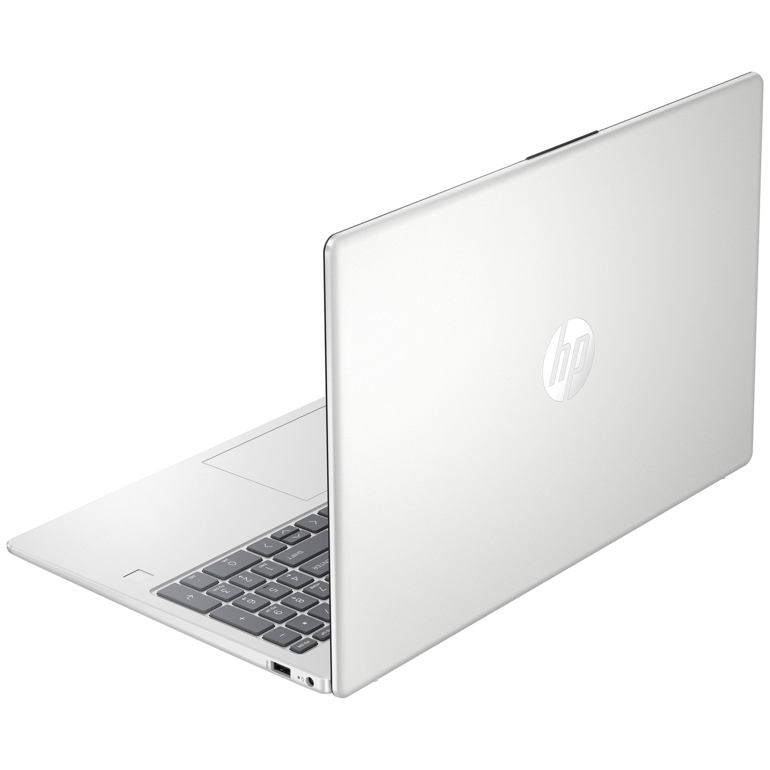 Een zilveren HP laptop staat een beetje open op een witte achtergrond met het logo.