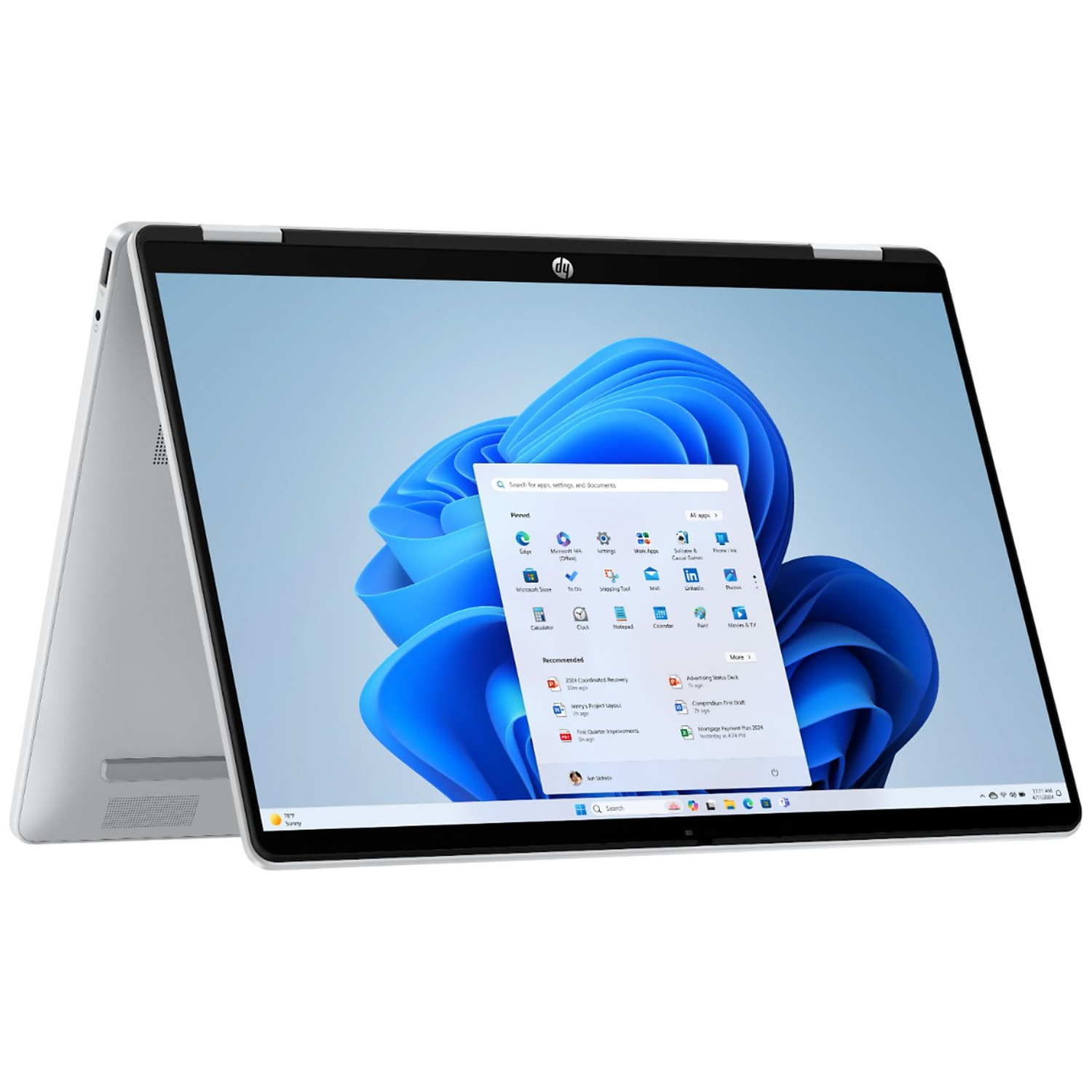 Een zilveren HP laptop in tentmodus toont het Windows 11 startmenu en blauwe achtergrond.