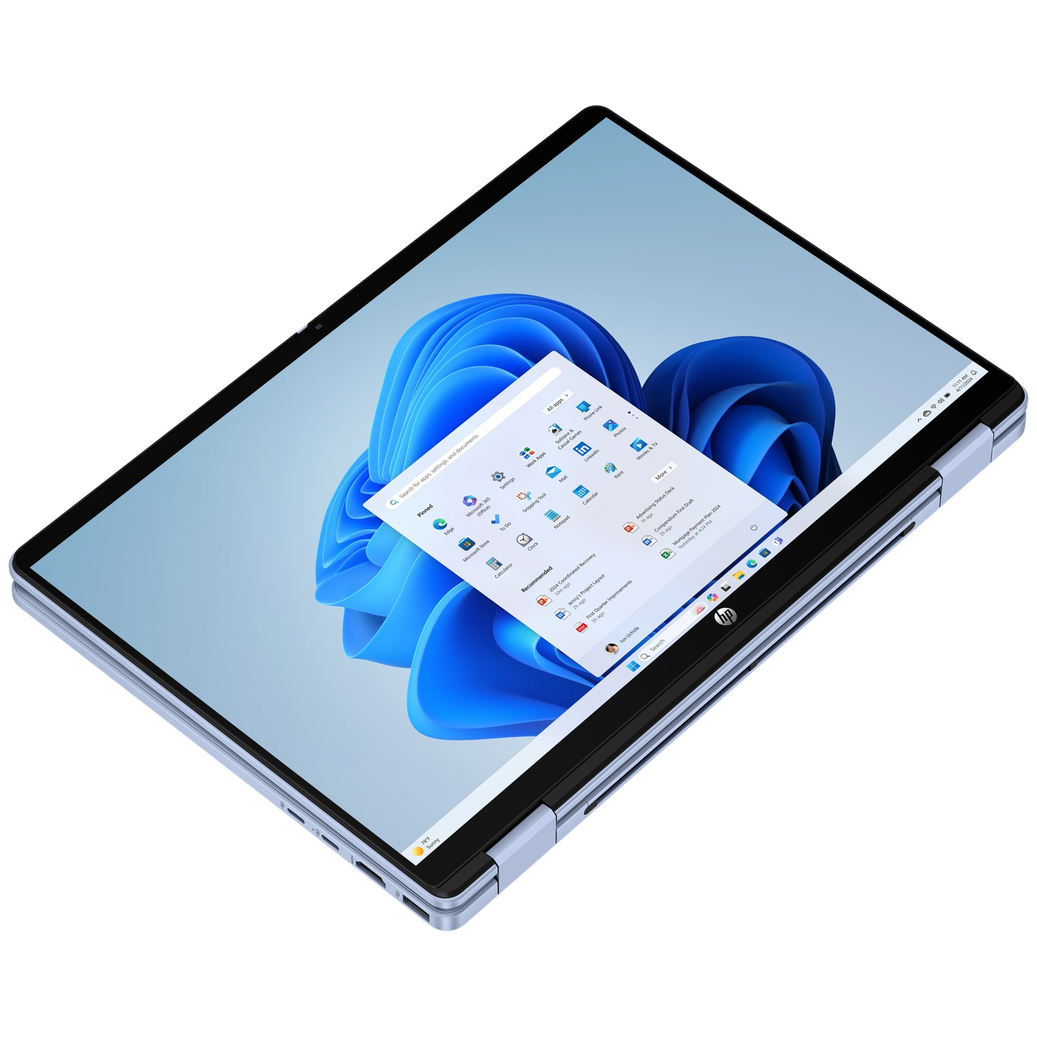 Een zilveren HP-laptop toont het Windows-startmenu op een blauwe achtergrond.