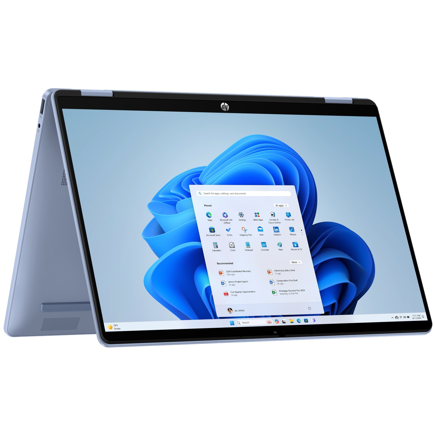 Een lichtblauwe HP convertibles laptop in tentstand, met het Windows 11 startmenu op een blauwe achtergrond.
