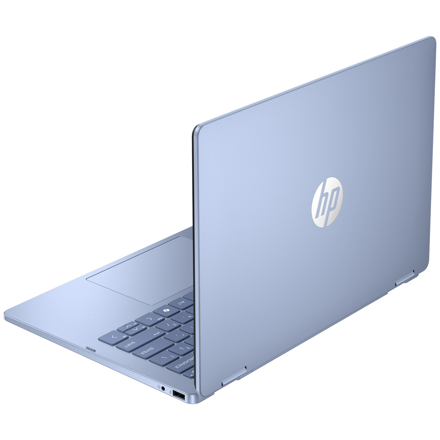 Een lichtblauwe HP laptop open op een witte achtergrond, met zicht op het toetsenbord en de achterkant.