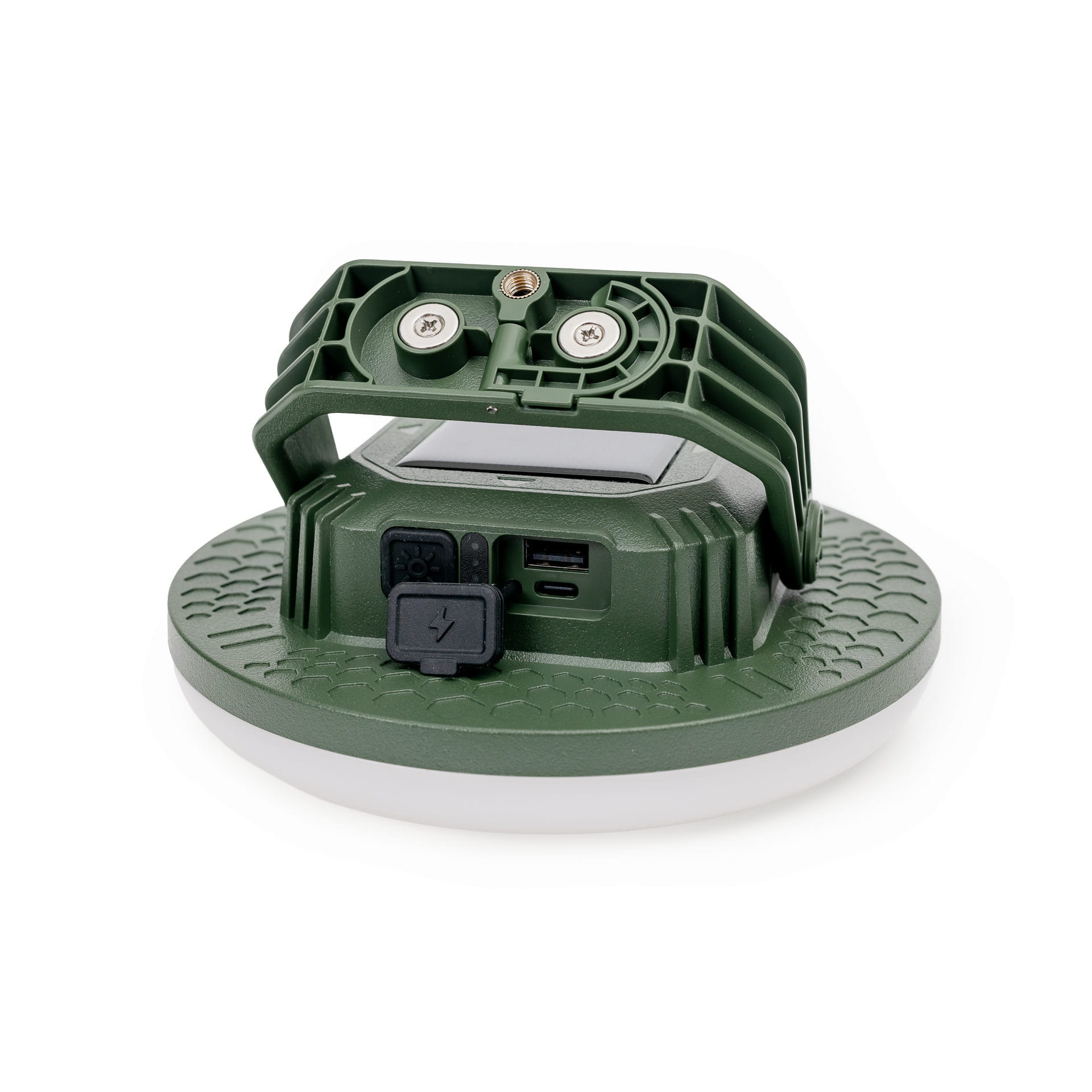 Eine grüne, kompakte Campinglampe mit Anschlüssen und klappbarem Griff auf weißem Hintergrund.