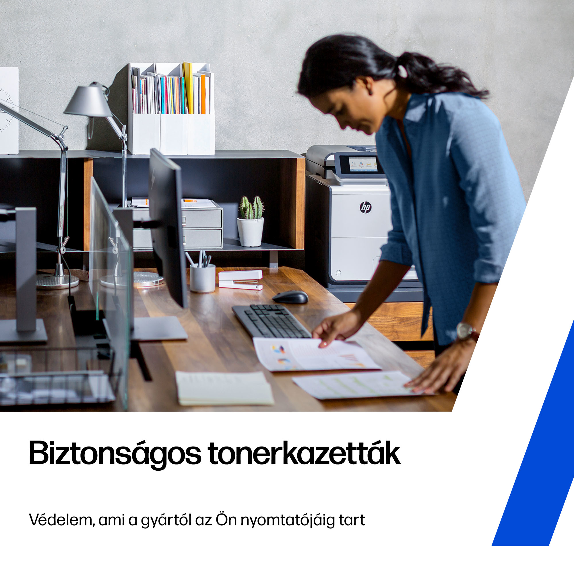 Nő dolgozik egy fa íróasztalnál, háttérben nyomtatóval.
