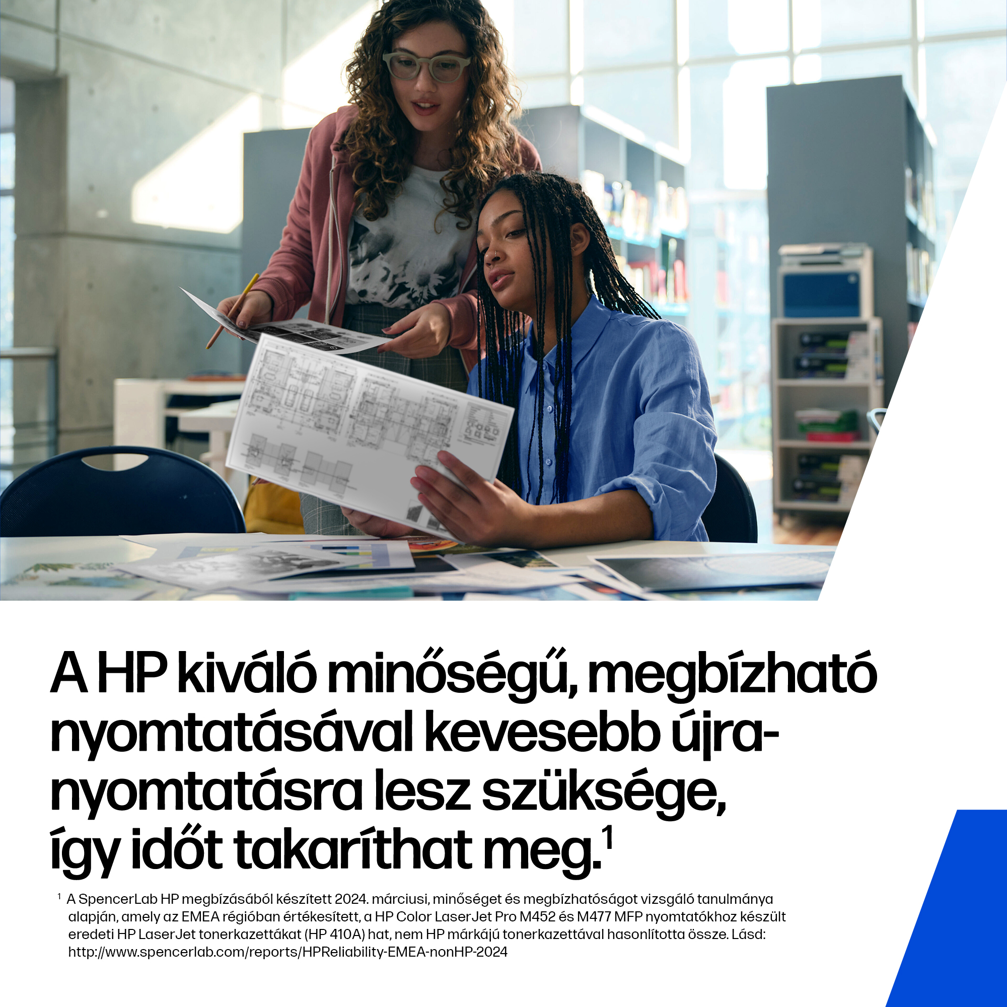Két nő építészeti terveket vizsgál együtt egy modern irodában.