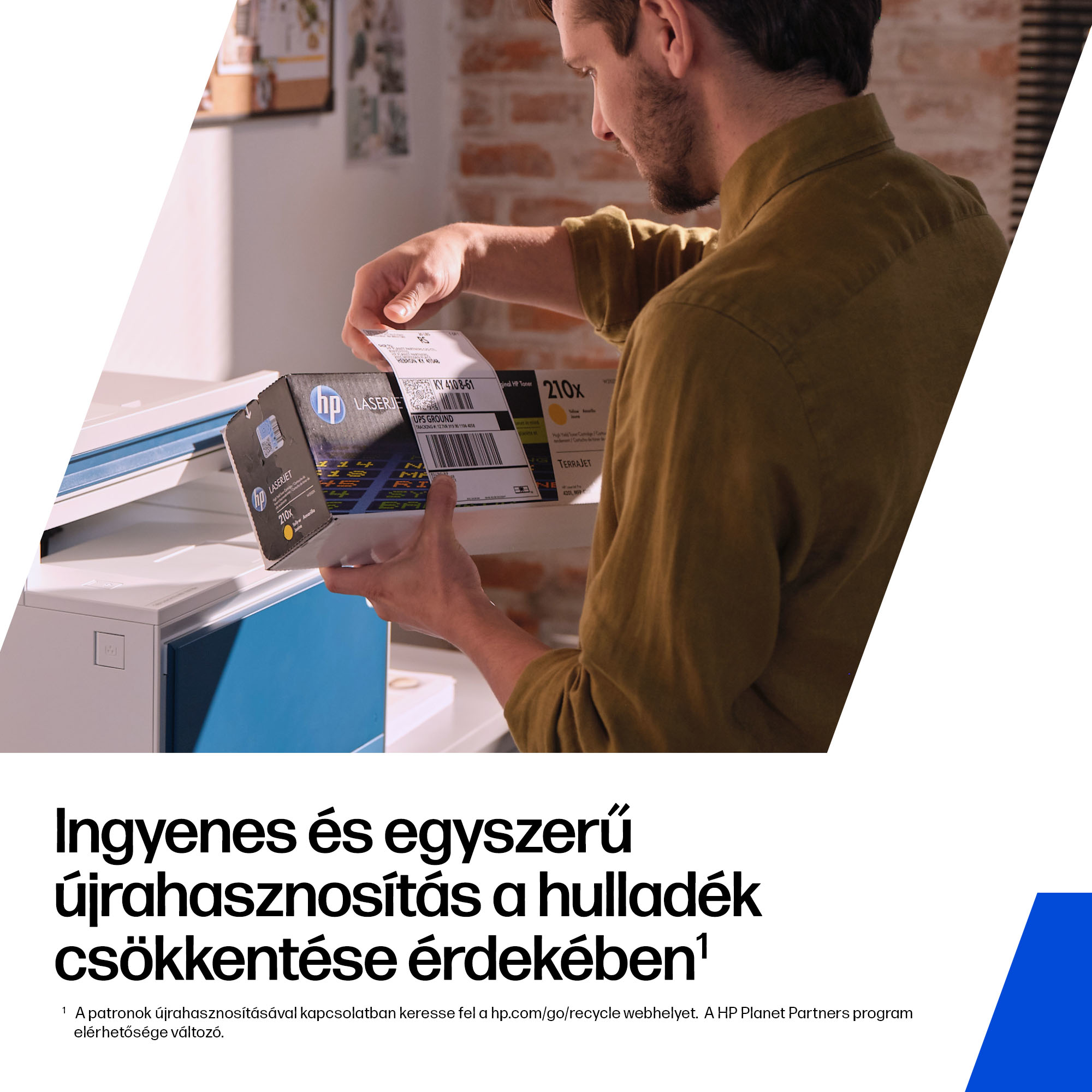 Mustárszínű inges férfi nyit ki egy HP toner dobozt a nyomtató előtt.